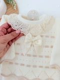 Conjunto princesinha de malha pérola com bordado inglês