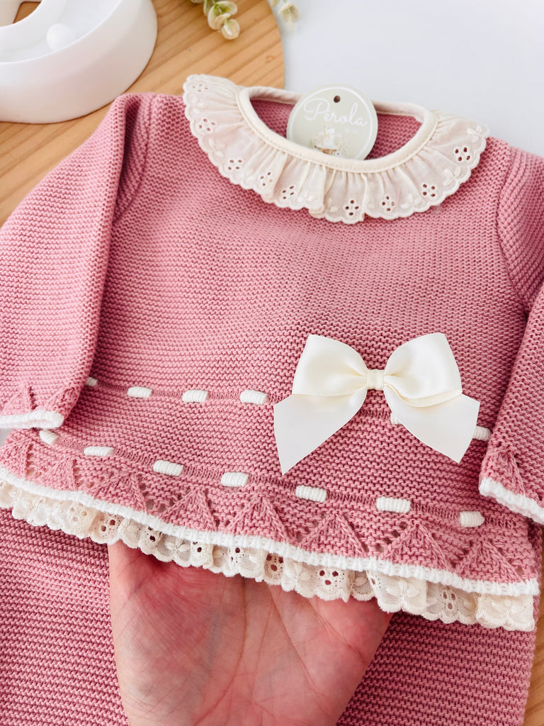 Conjunto rendinha rosa velho: camisola, calças e touca