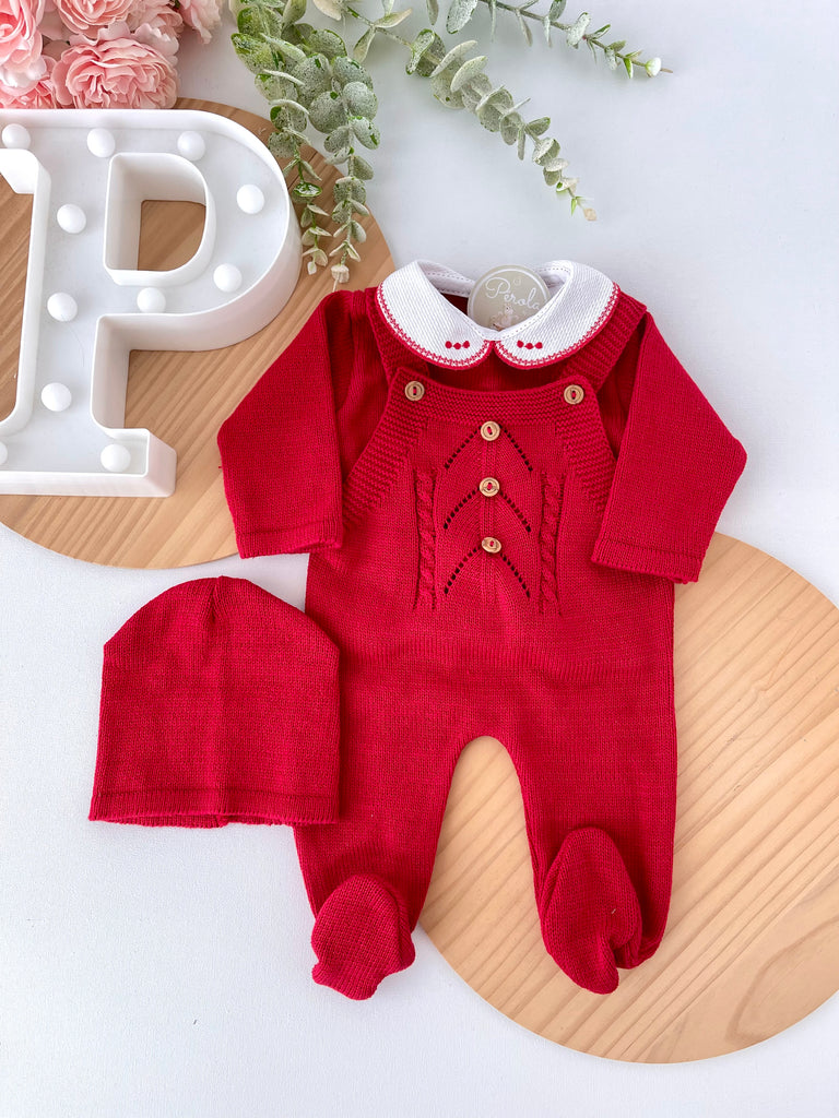 Saída de maternidade vermelho unissexo: jardineiras, camisola e gorro