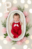 Saída de maternidade em vermelho: jardineiras e blusa
