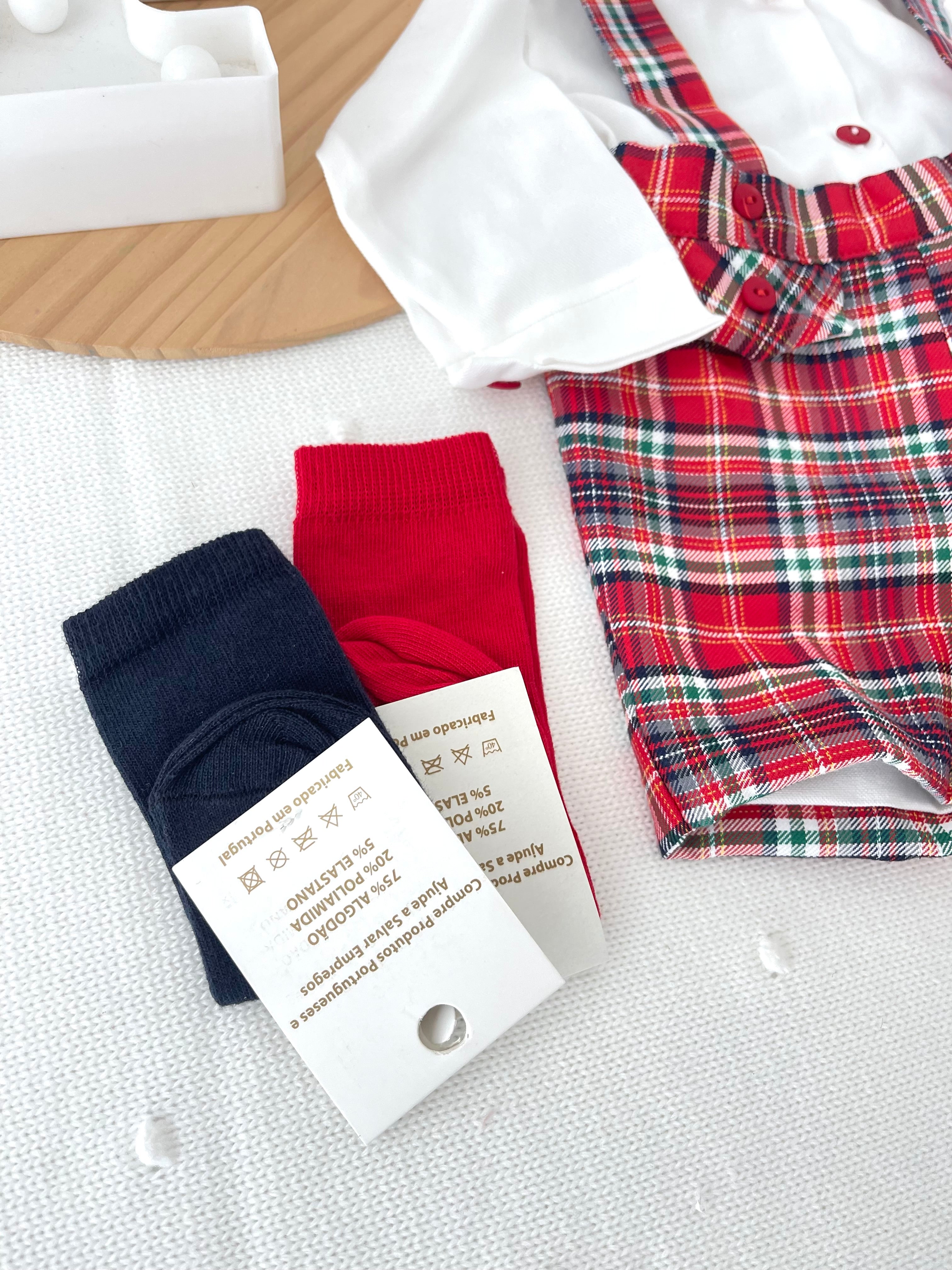 Conjunto menino xadrez vermelho e verde: Calções com alças e camisa