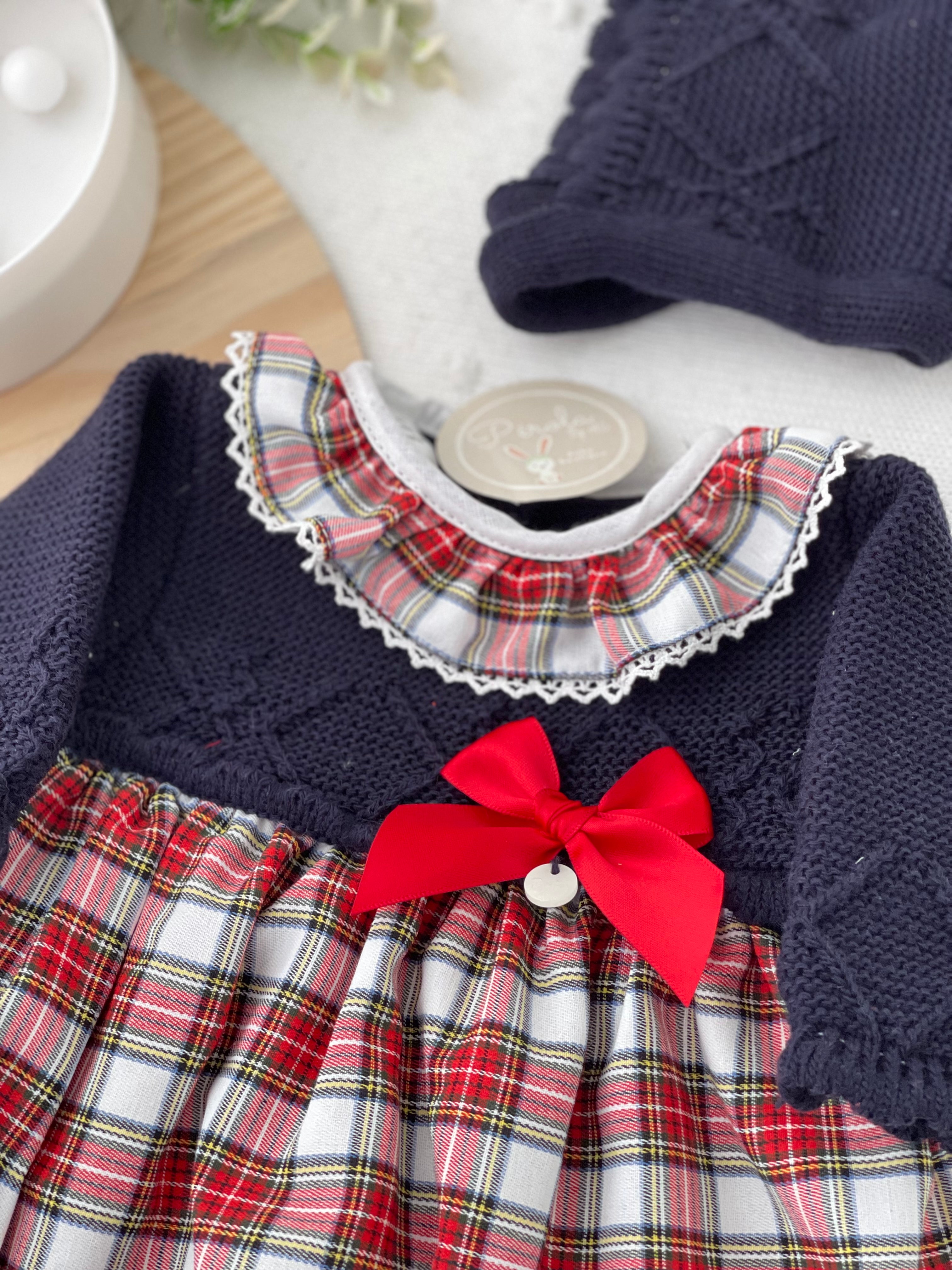 Vestido com golinha redonda e touca xadrez