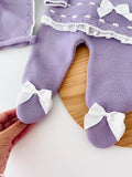 Conjunto rendinha lilás: camisola, calças e touca