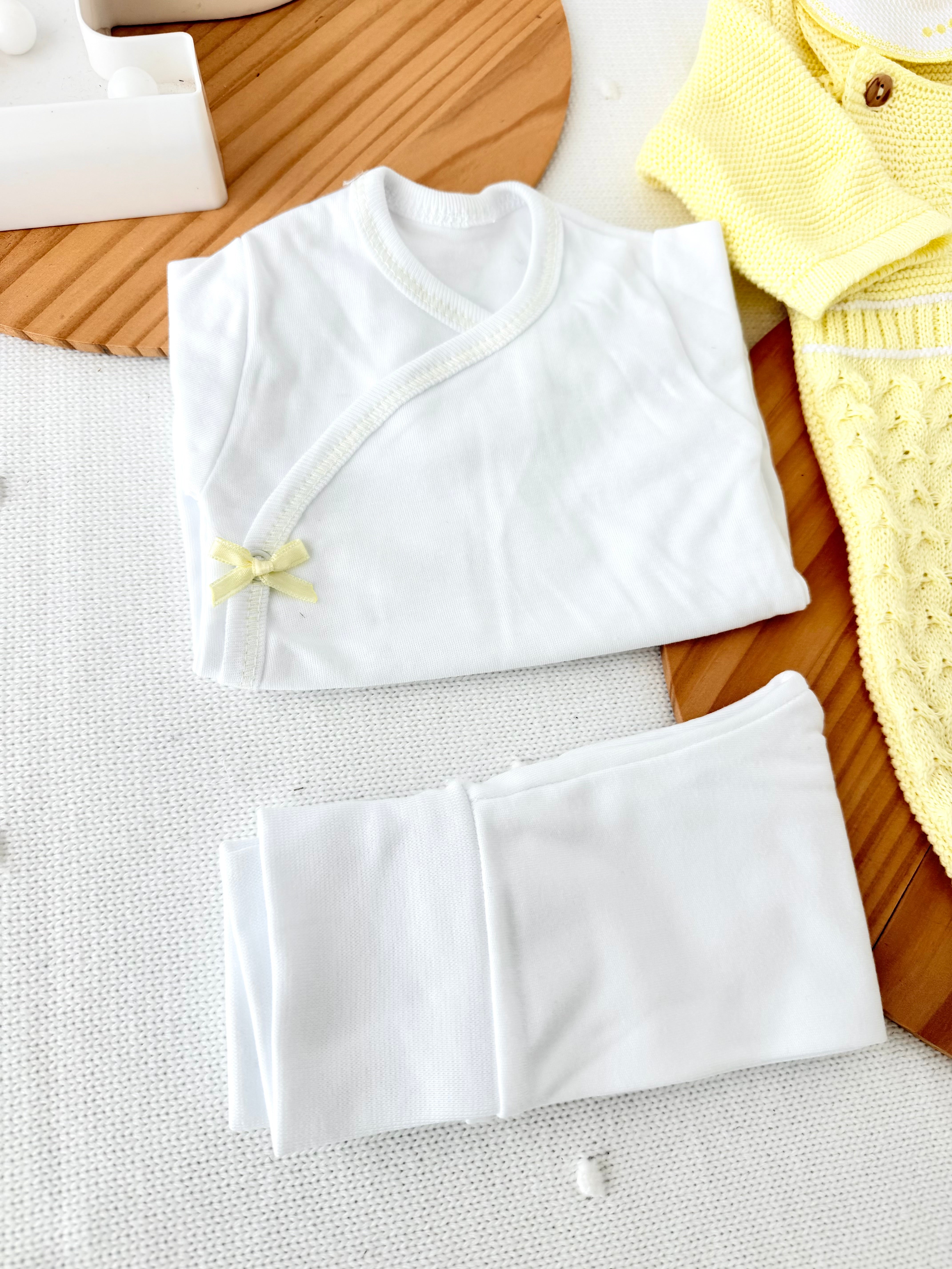 Pack saída de maternidade AMARELO 5 peças: body, calças, jardineiras, camisola e gorro