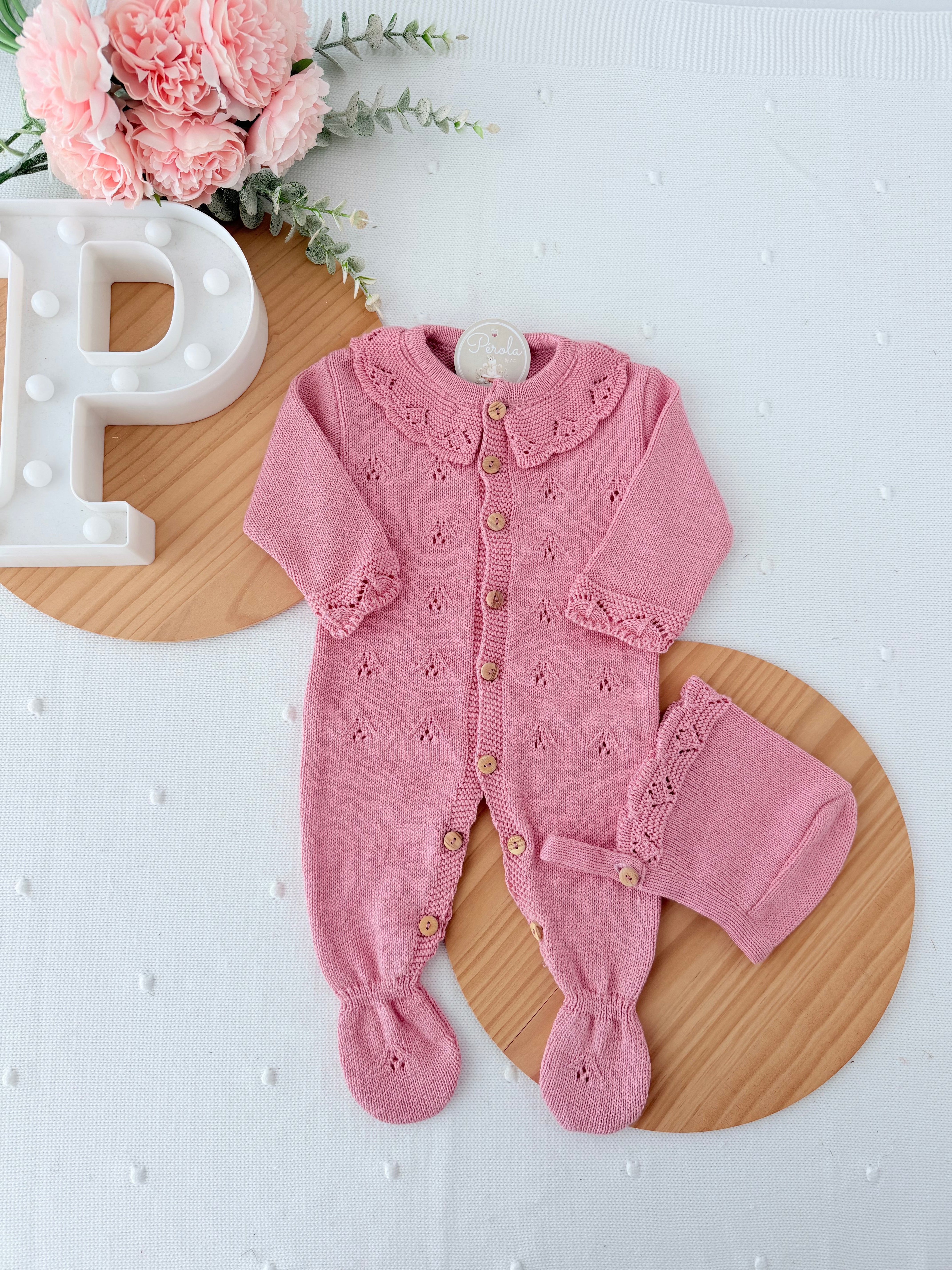 Conjunto Rosa Babygrow & Touca em Malha com Botões de Madeira
