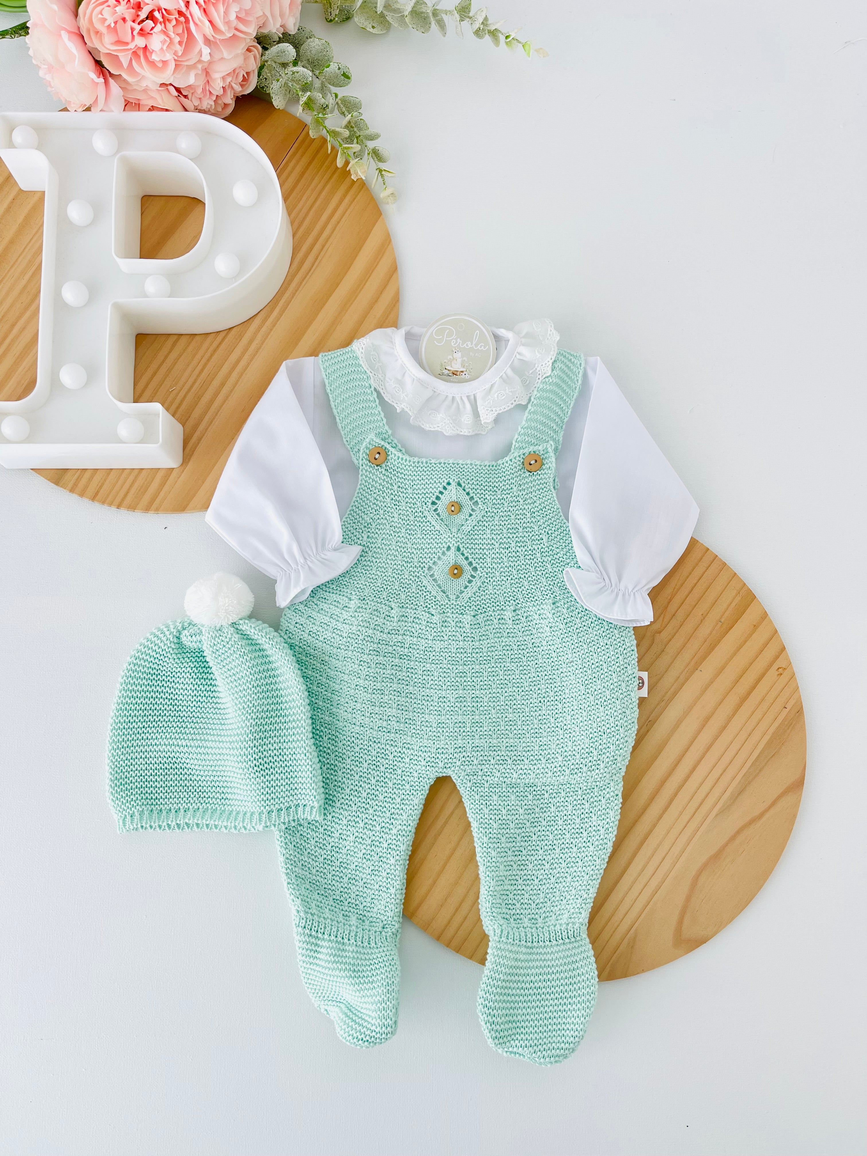 Saída de maternidade: blusa, gorro e jardineiras pé