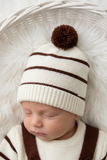 Conjunto risquinhas castanho: jardineiras, camisola e gorro
