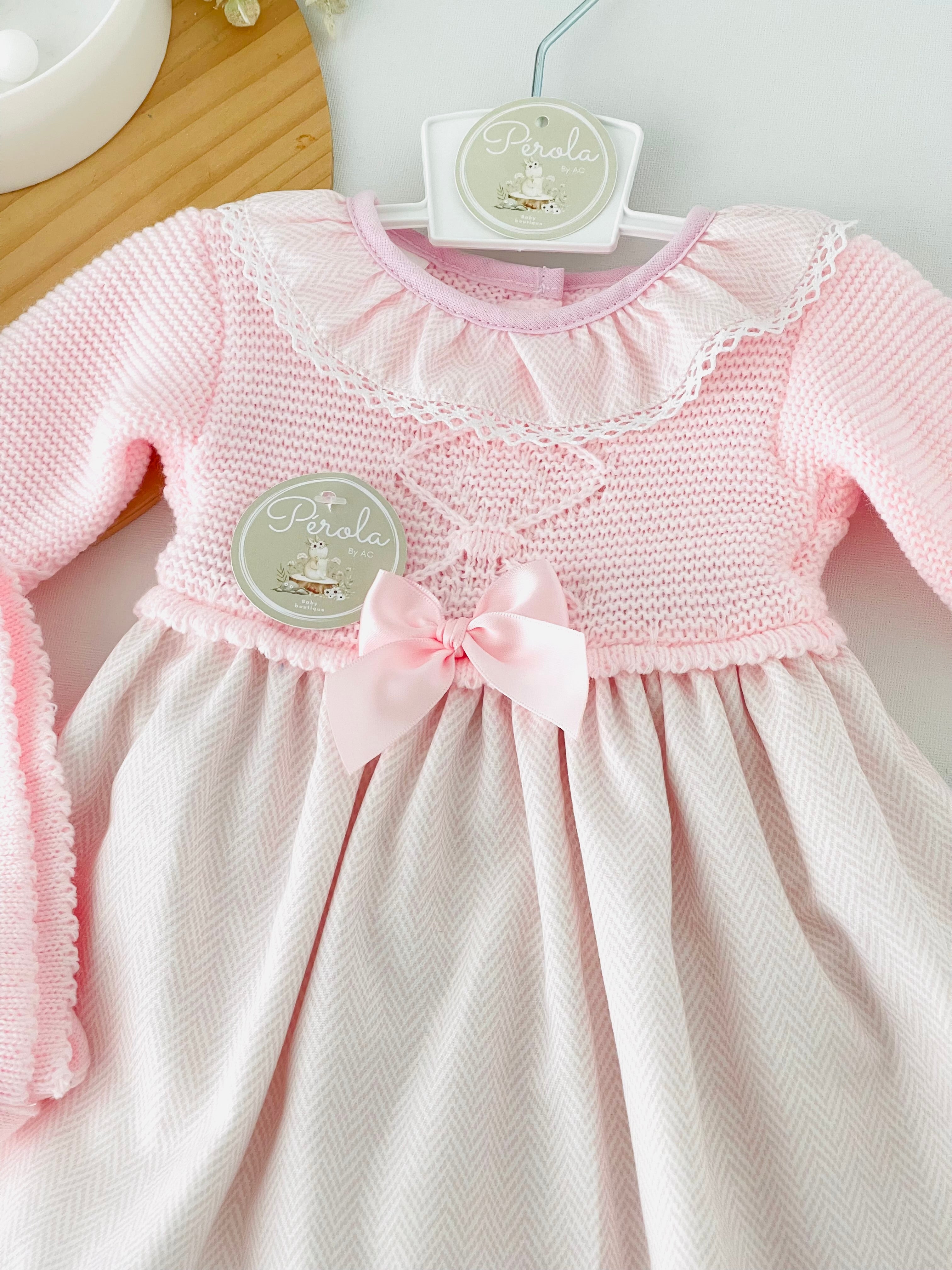 Vestido e touca rosa