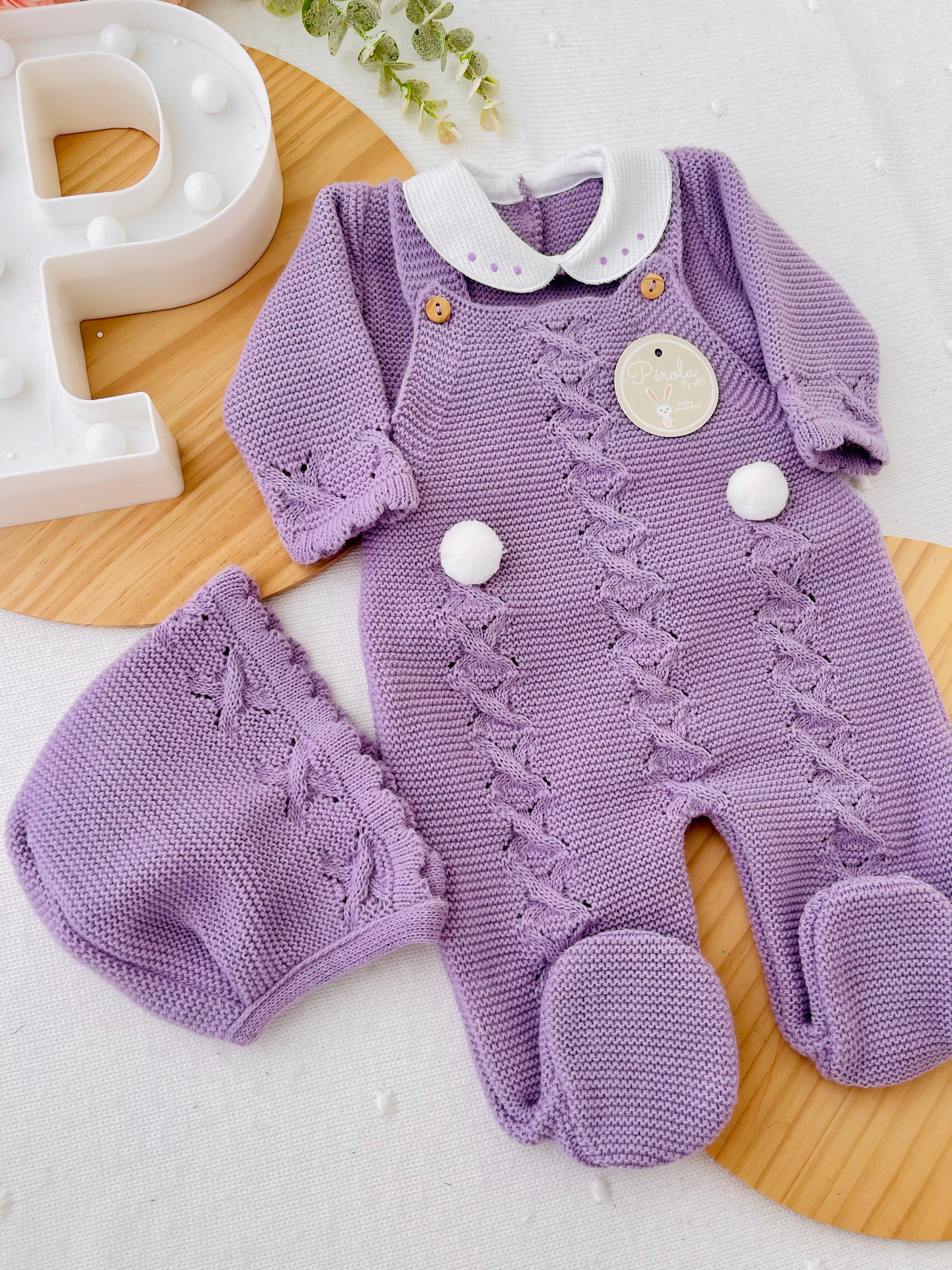 Conjunto pompom lilás: jardineiras, camisola e touca