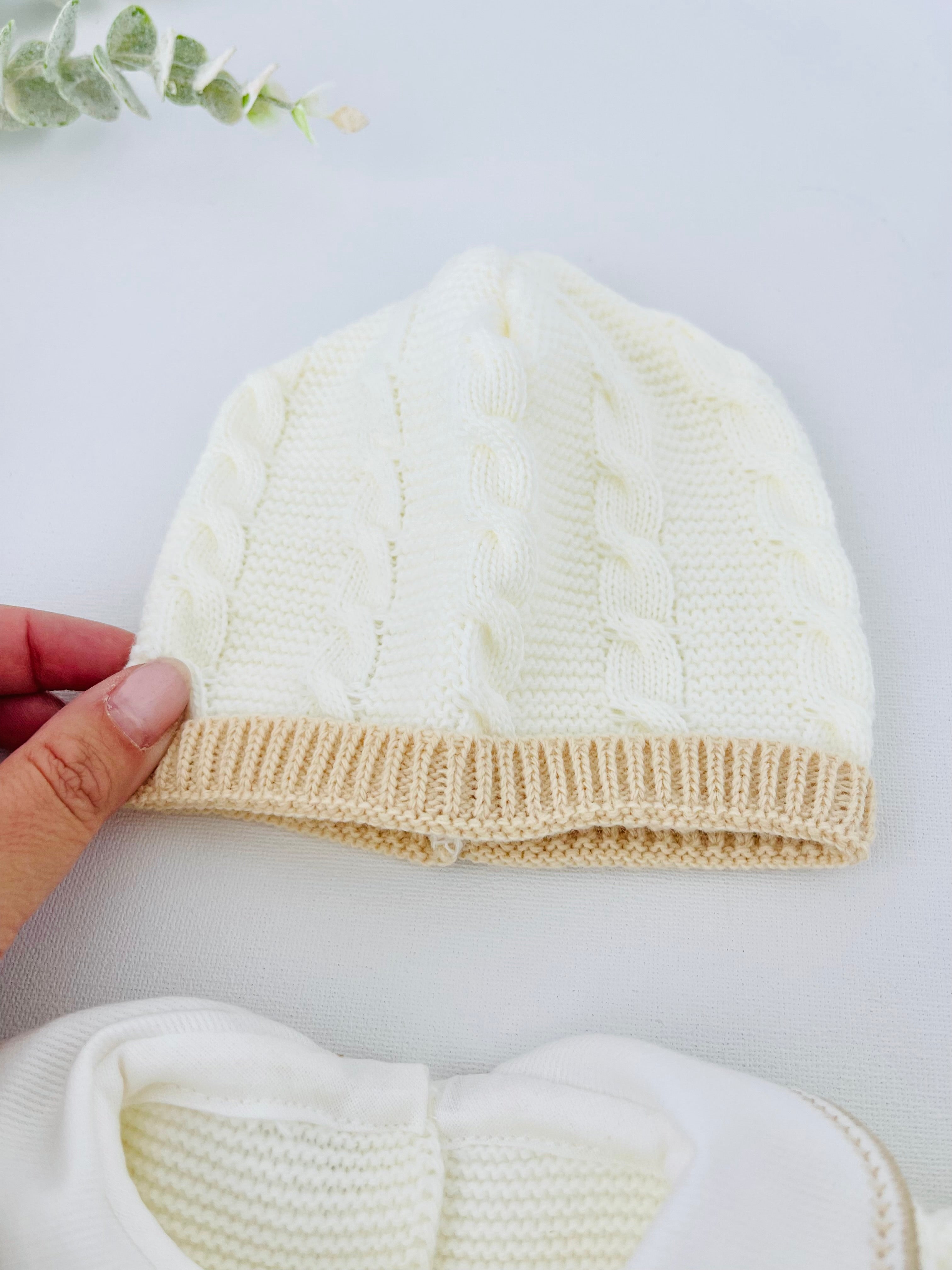 Pack saída de maternidade Pérola 5 peças: body, calças, jardineiras, camisola e gorro