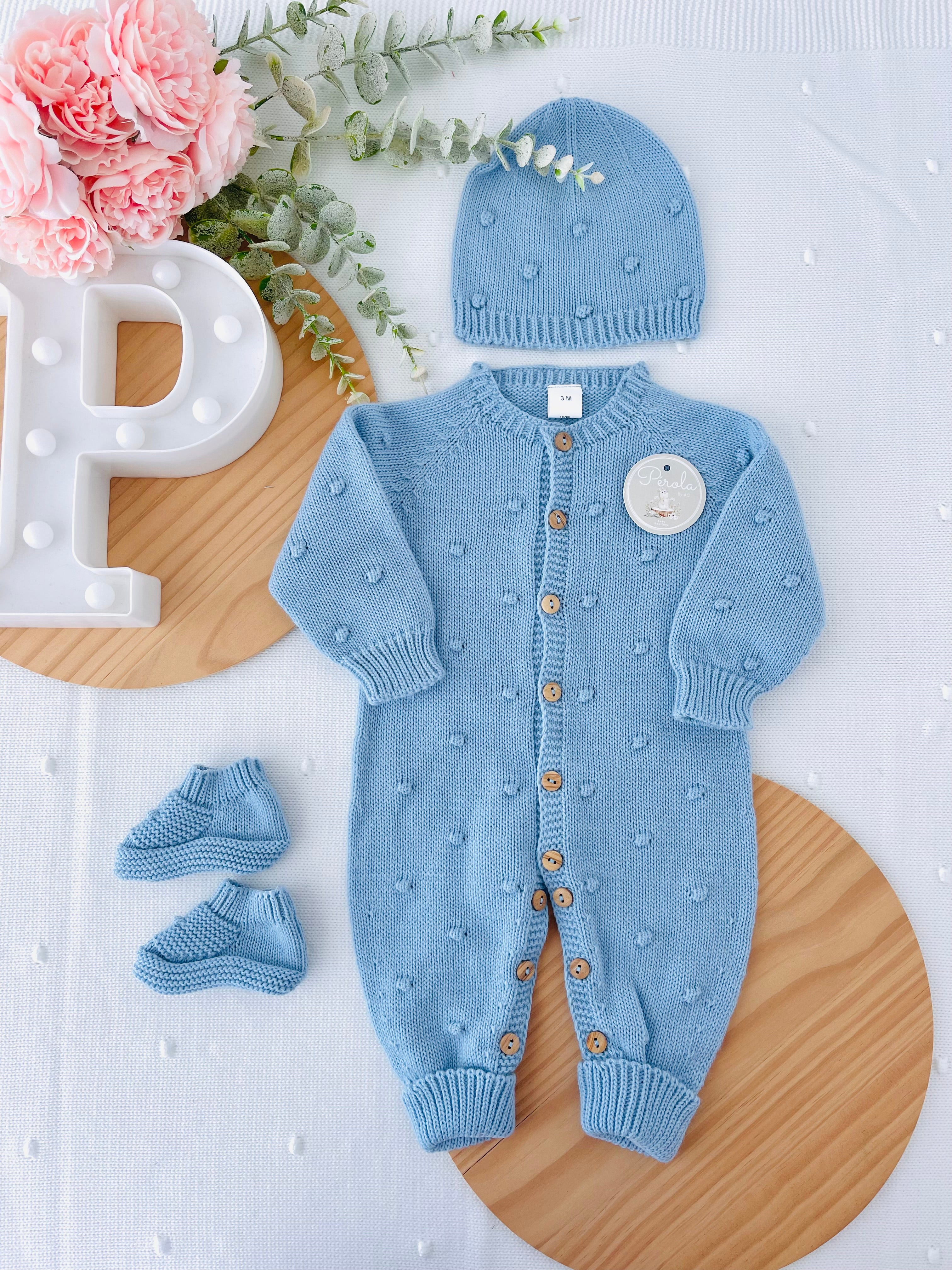 Conjunto bolinhas azul : macacão, gorro e carapins de malha