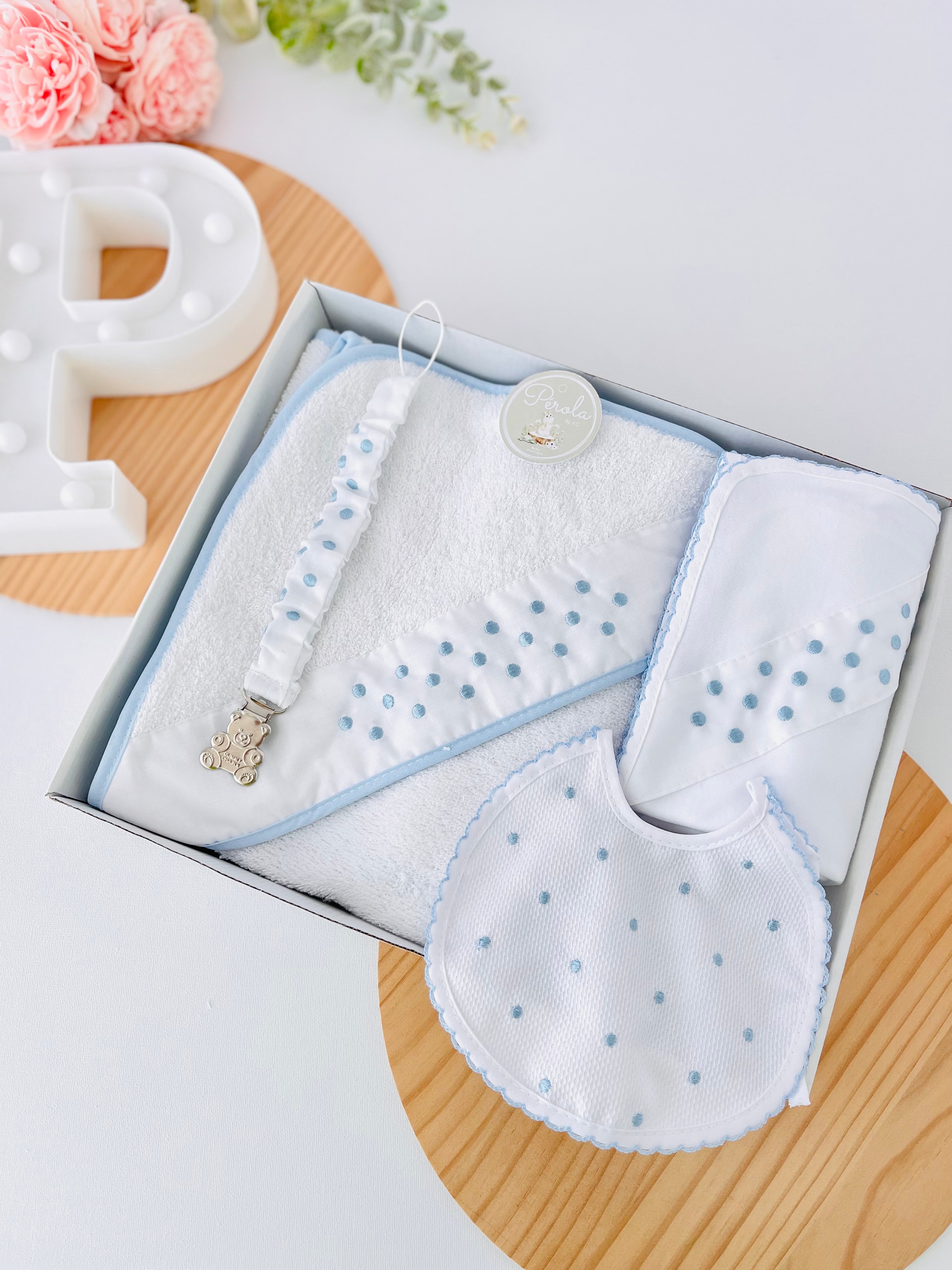 Box enxoval bolinhas: toalha de banho, fralda, babete e prende chupetas