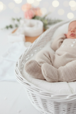 Pack saída de maternidade Bege 5 peças: body, calças, jardineiras, camisola e gorro