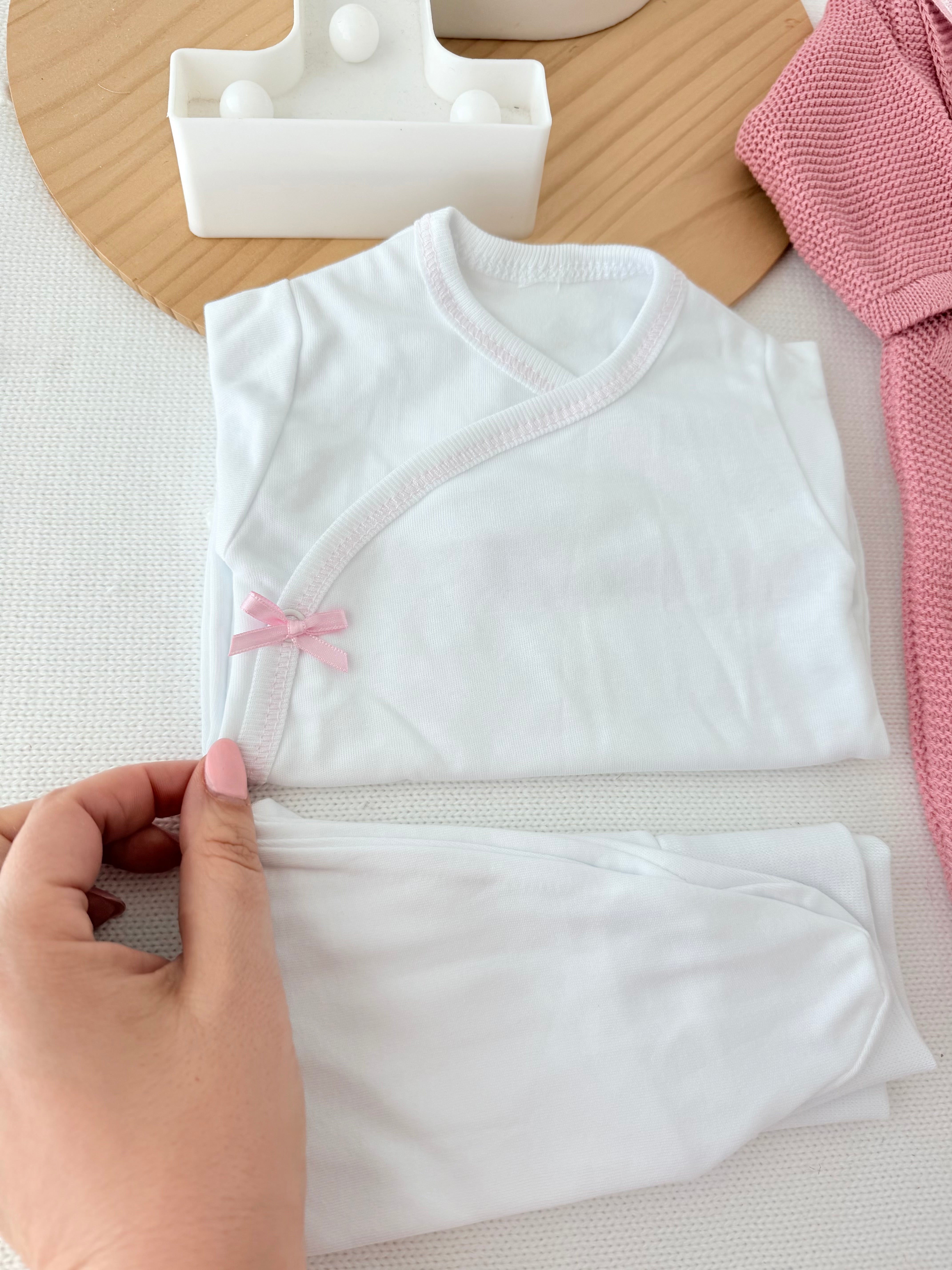 Pack saída de maternidade Rosa 5 peças: body, calças, jardineiras, camisola e gorro