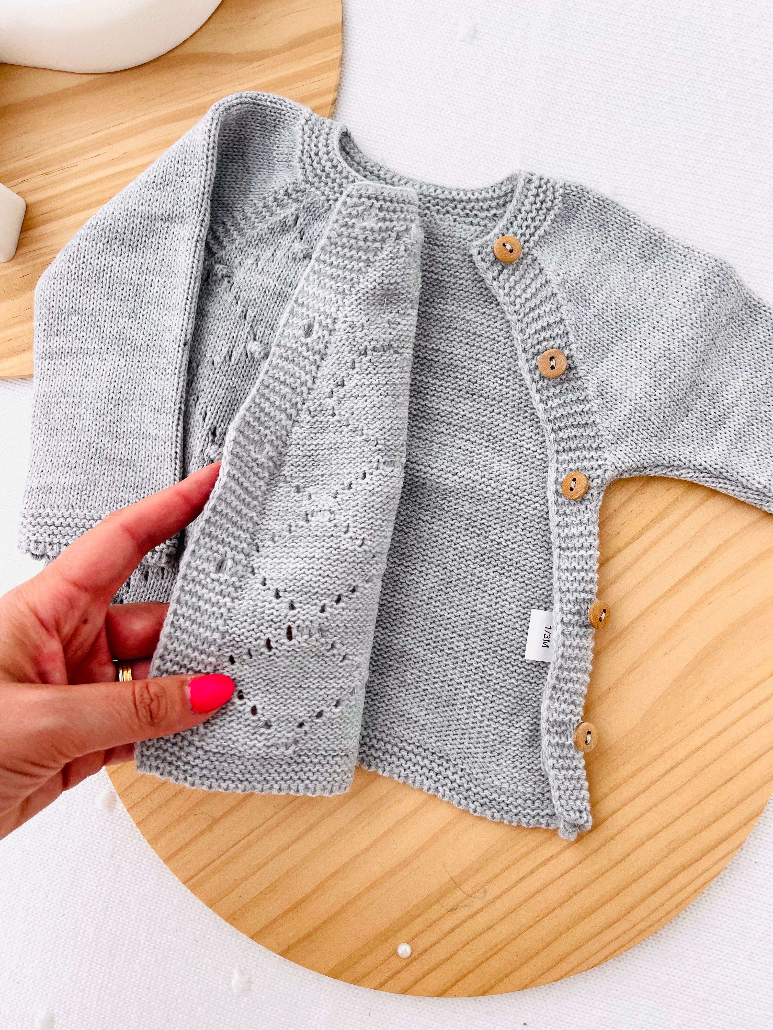 Conjunto malha bolinhas: camisola, calças e gorro- Outono/Inverno. 3/6M