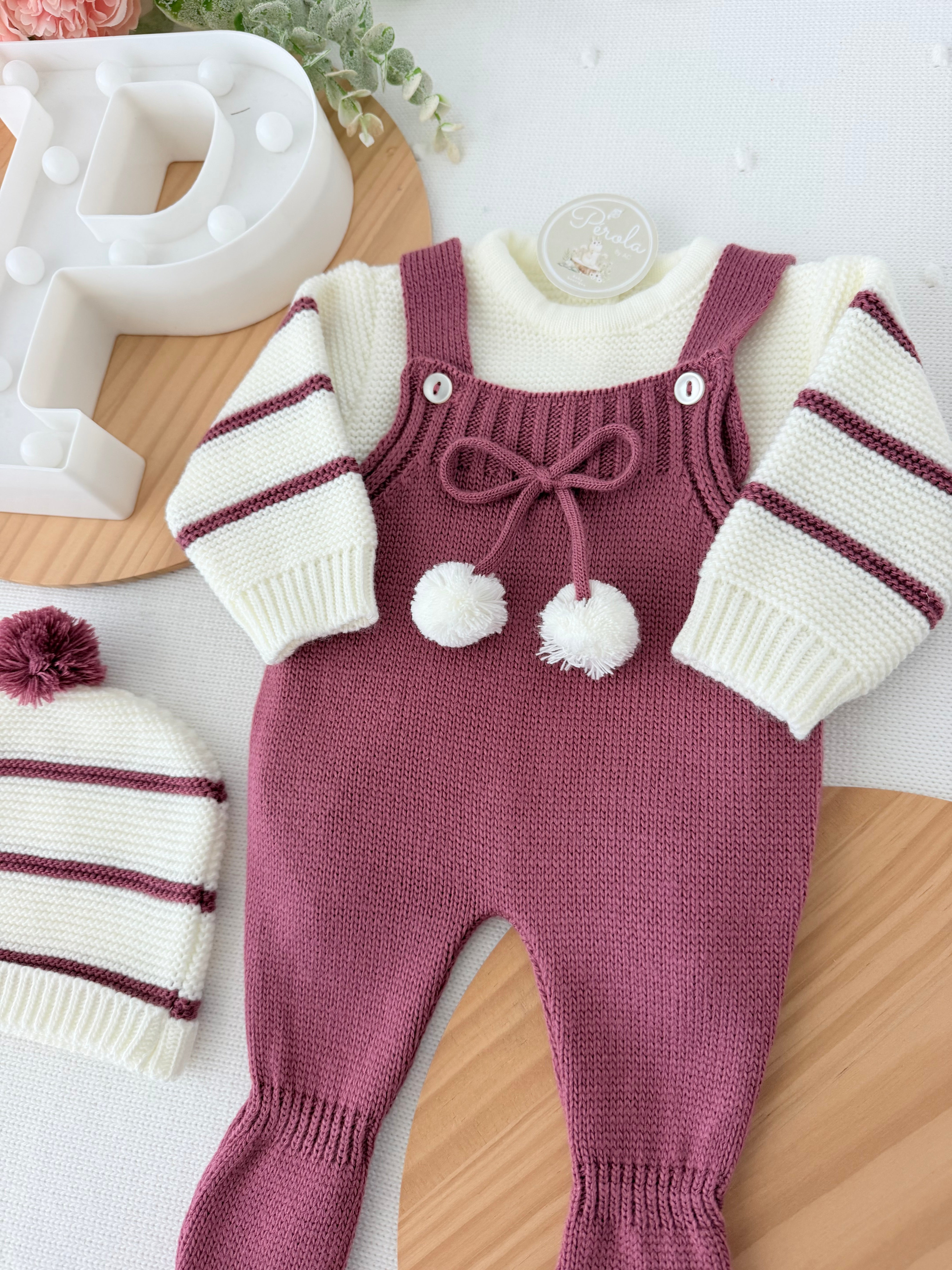 Conjunto risquinhas berinjela: jardineiras, camisola e gorro