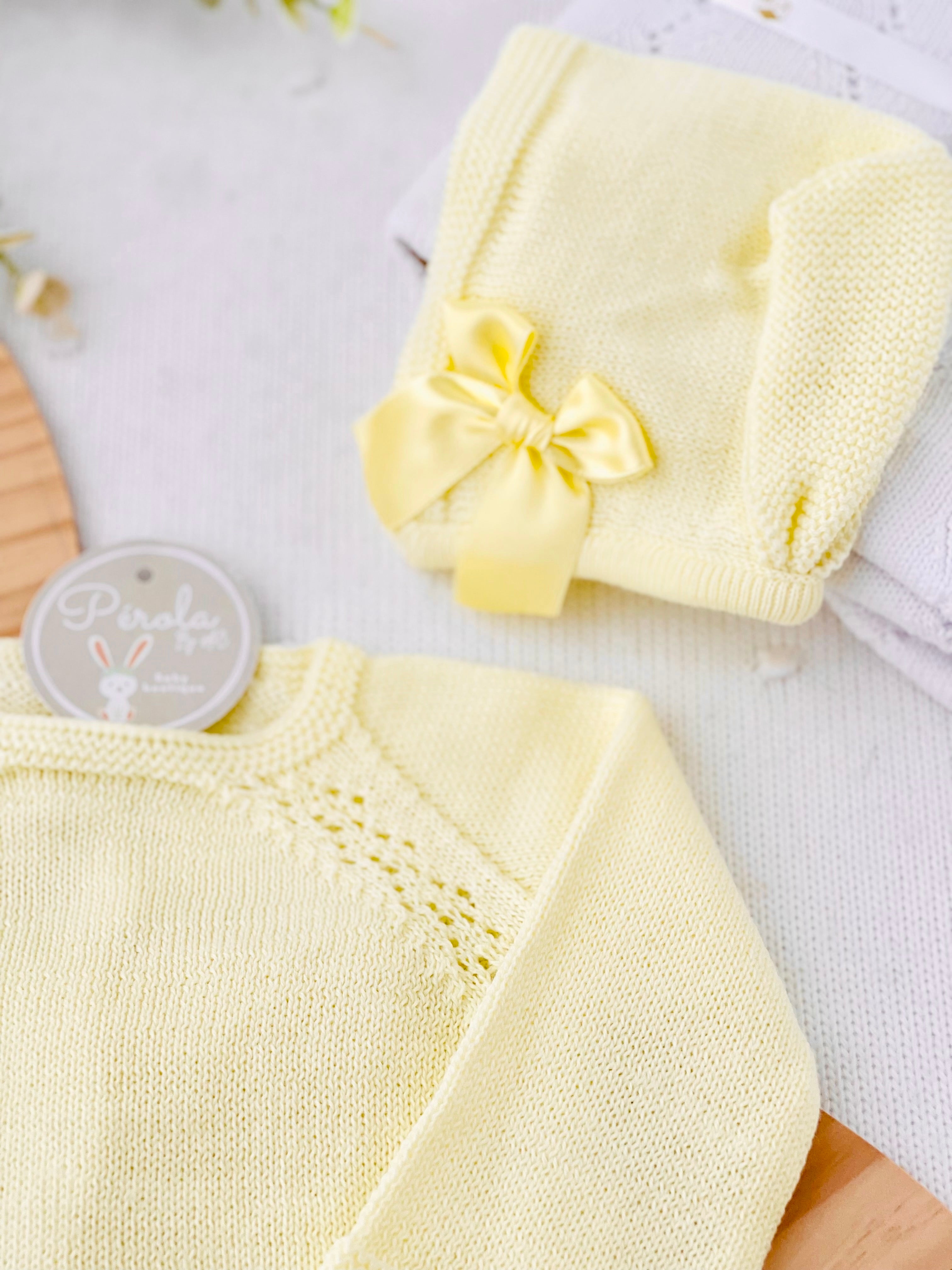 Conjunto Amarelo em malha fina: camisola, calças e touca