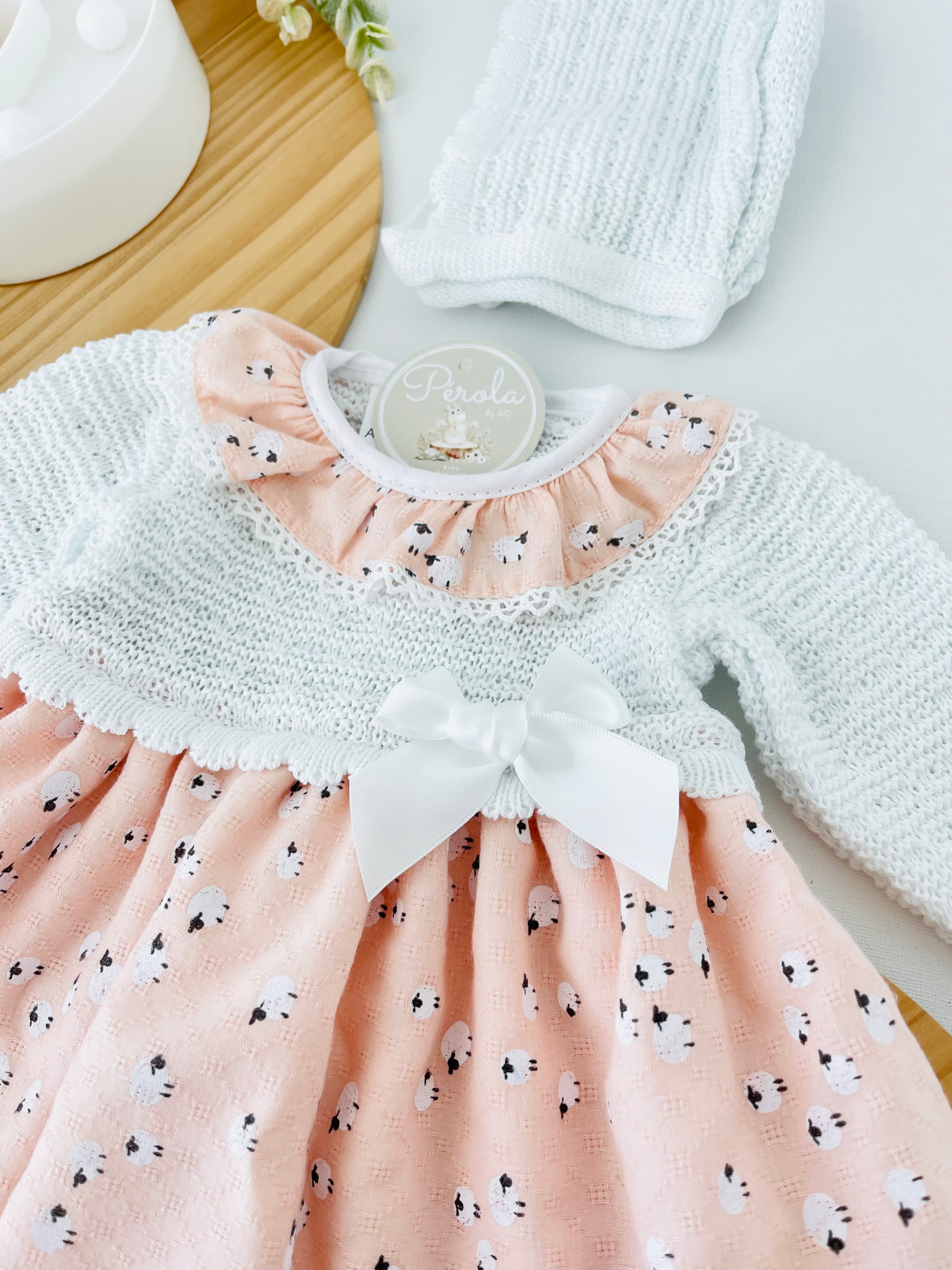 Conjunto ovelhinhas: vestido e touca Primavera/verão