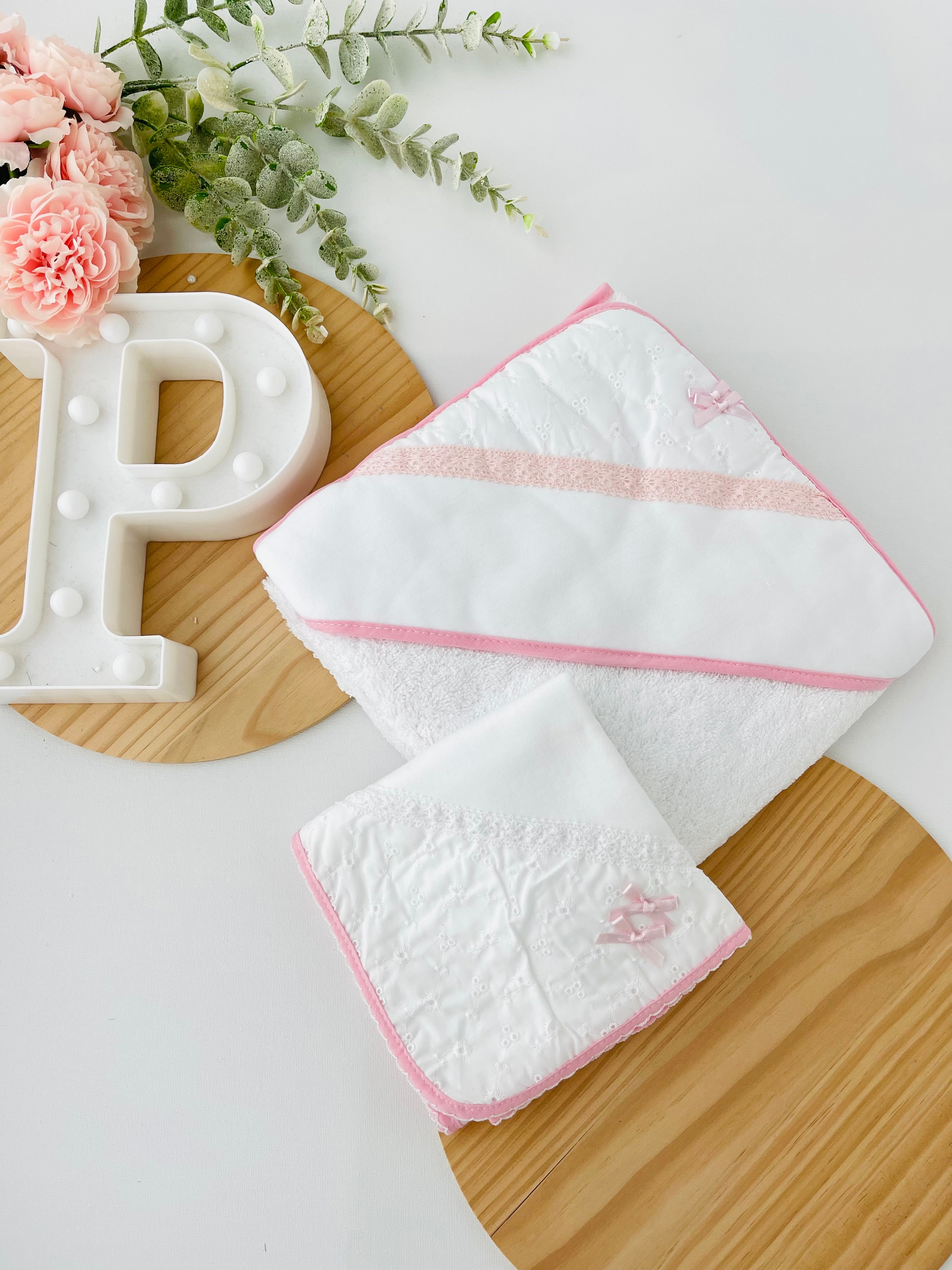 Conjunto toalha de banho e fralda- tema "Renda"