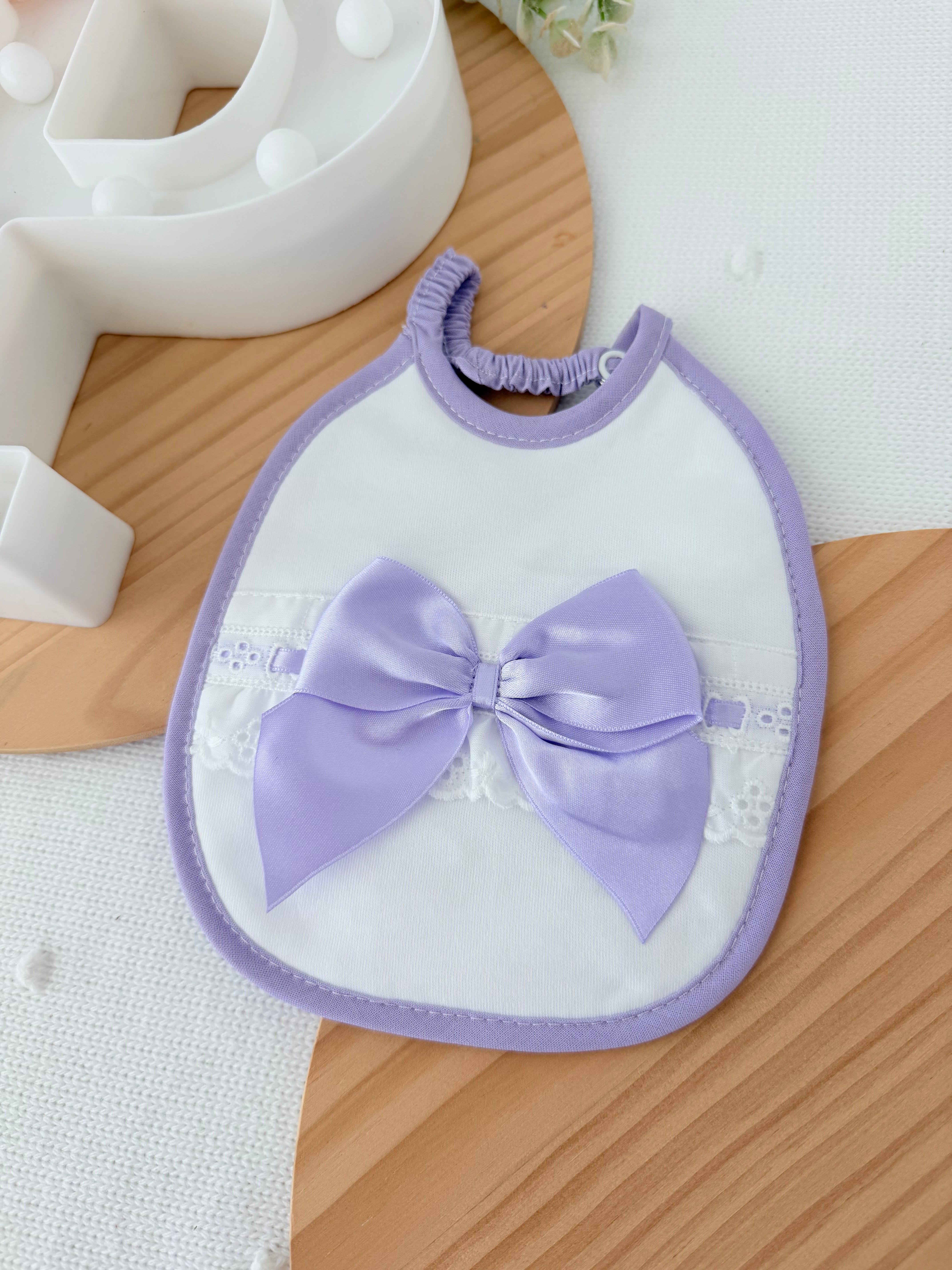Babete branco com laço