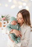 Pack saída de maternidade verde 5 peças: body, calças, jardineiras, camisola e gorro