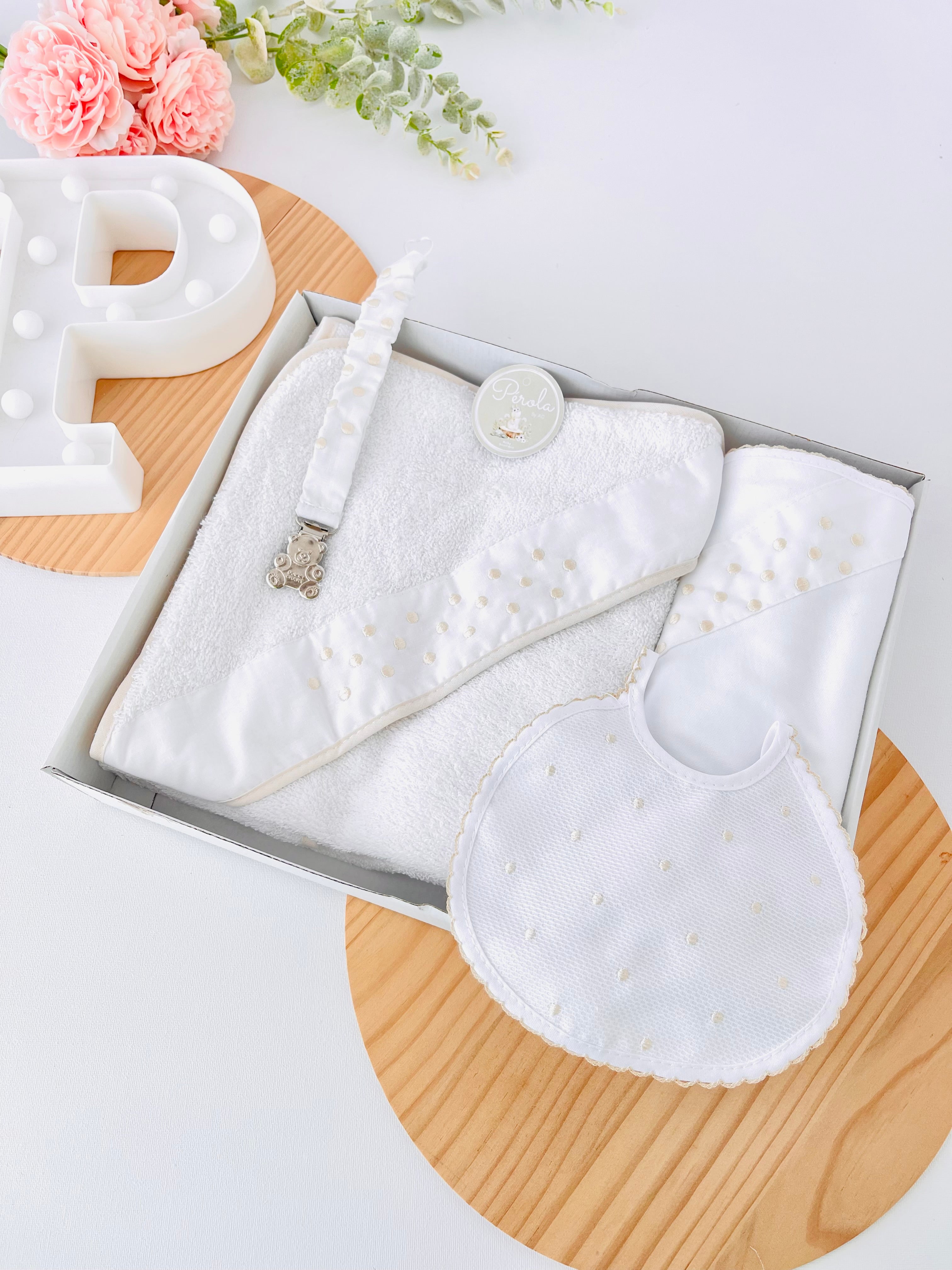 Box enxoval bolinhas: toalha de banho, fralda, babete e prende chupetas