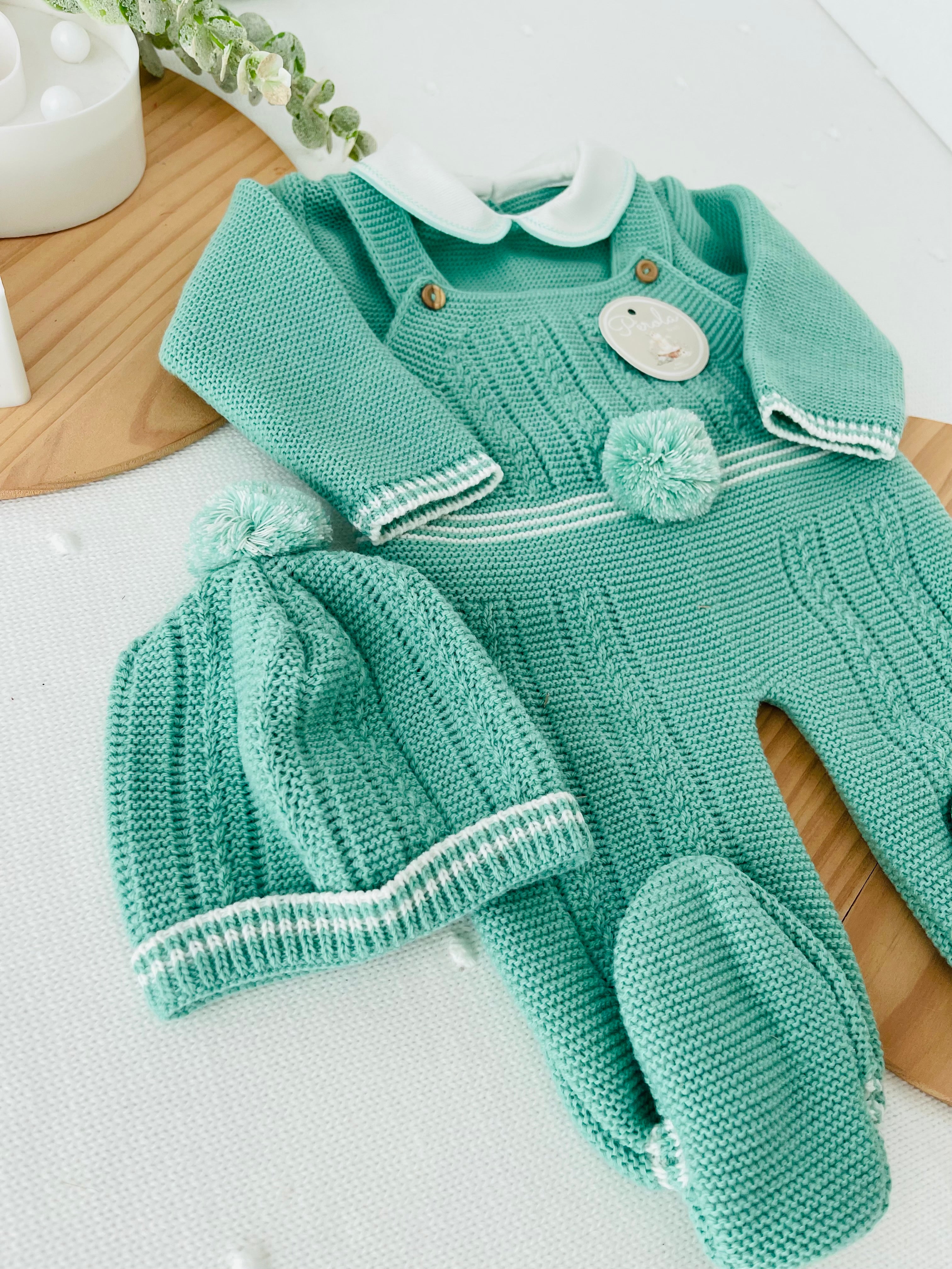 Conjunto Pompom verde: jardineiras, camisola e gorro