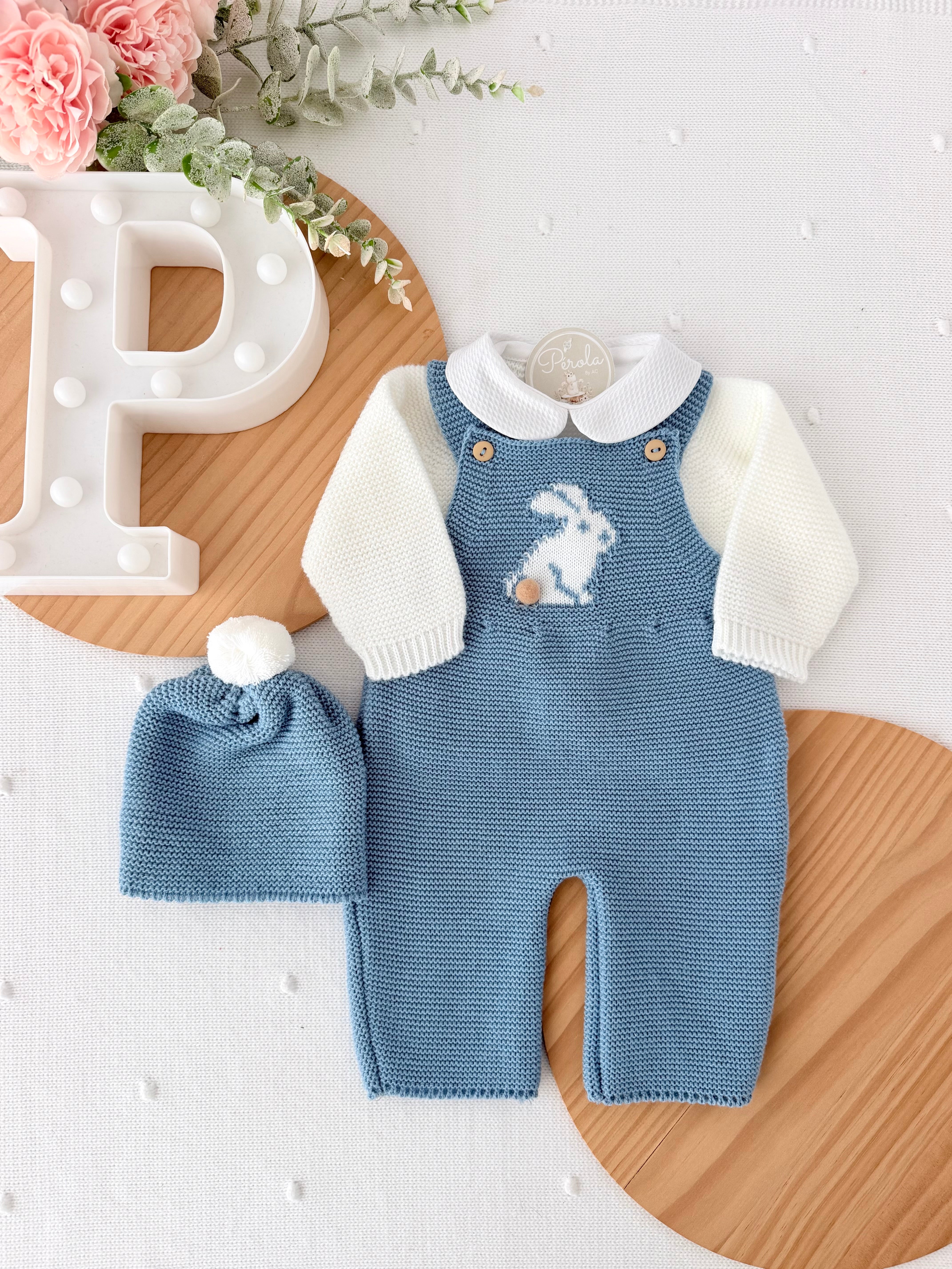 Conjunto coelhinho: jardineiras, camisola e gorro