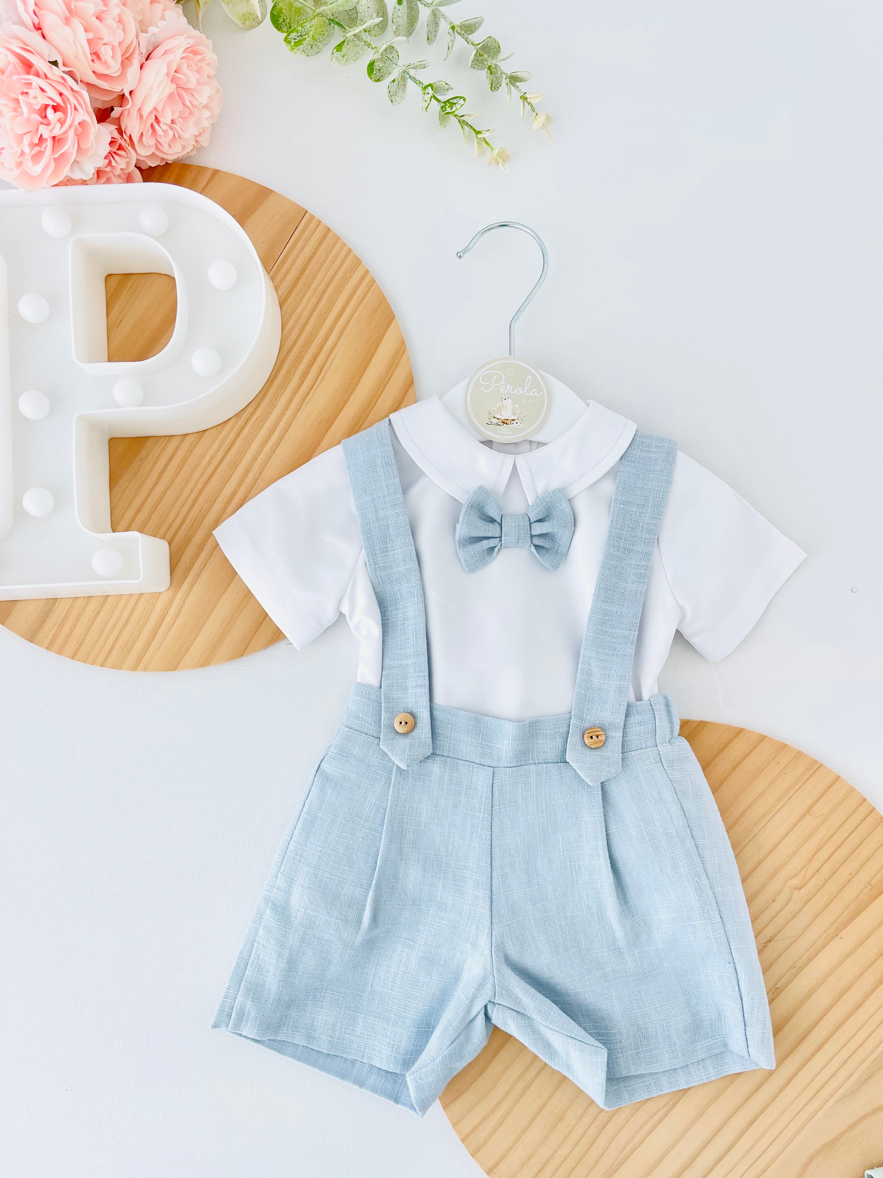 Conjunto cerimónia para menino: calções, camisa e laço