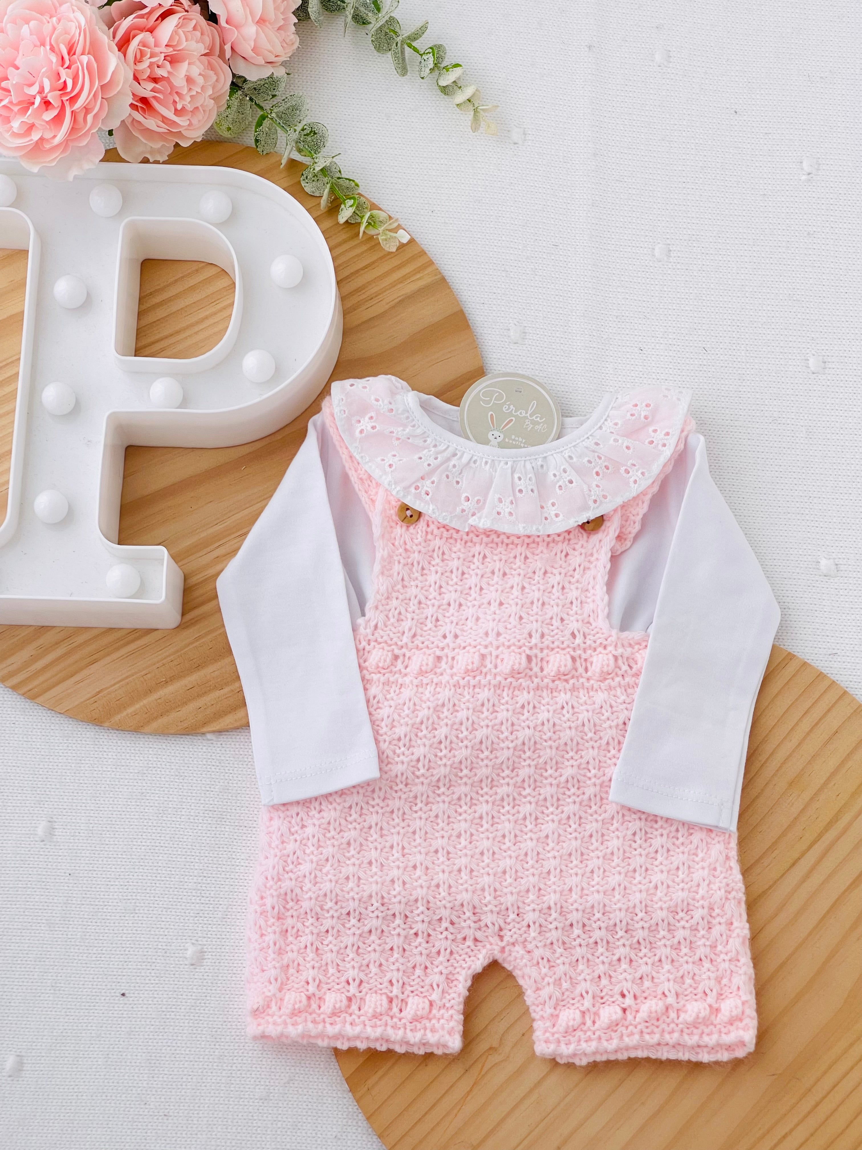 Jardineiras e Body com gola de bordado inglês e carda por dentro