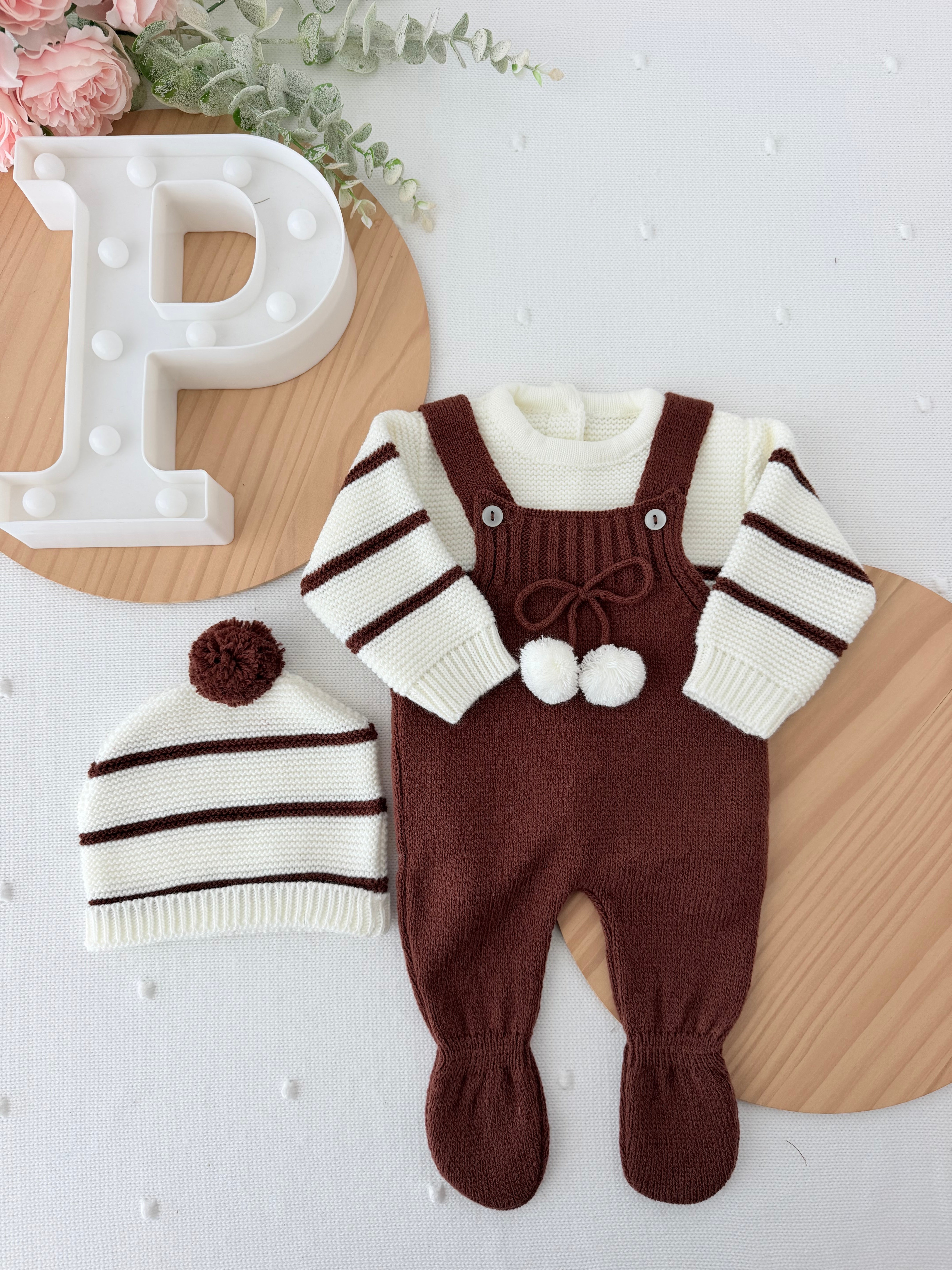 Conjunto risquinhas castanho: jardineiras, camisola e gorro