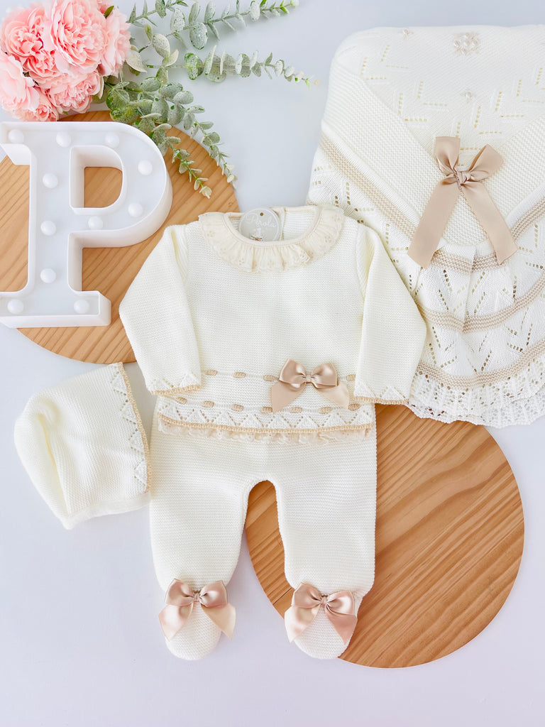 Conjunto rendinha pérola: camisola, calças e touca