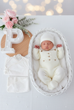 Pack saída de maternidade Pérola 5 peças: body, calças, jardineiras, camisola e gorro