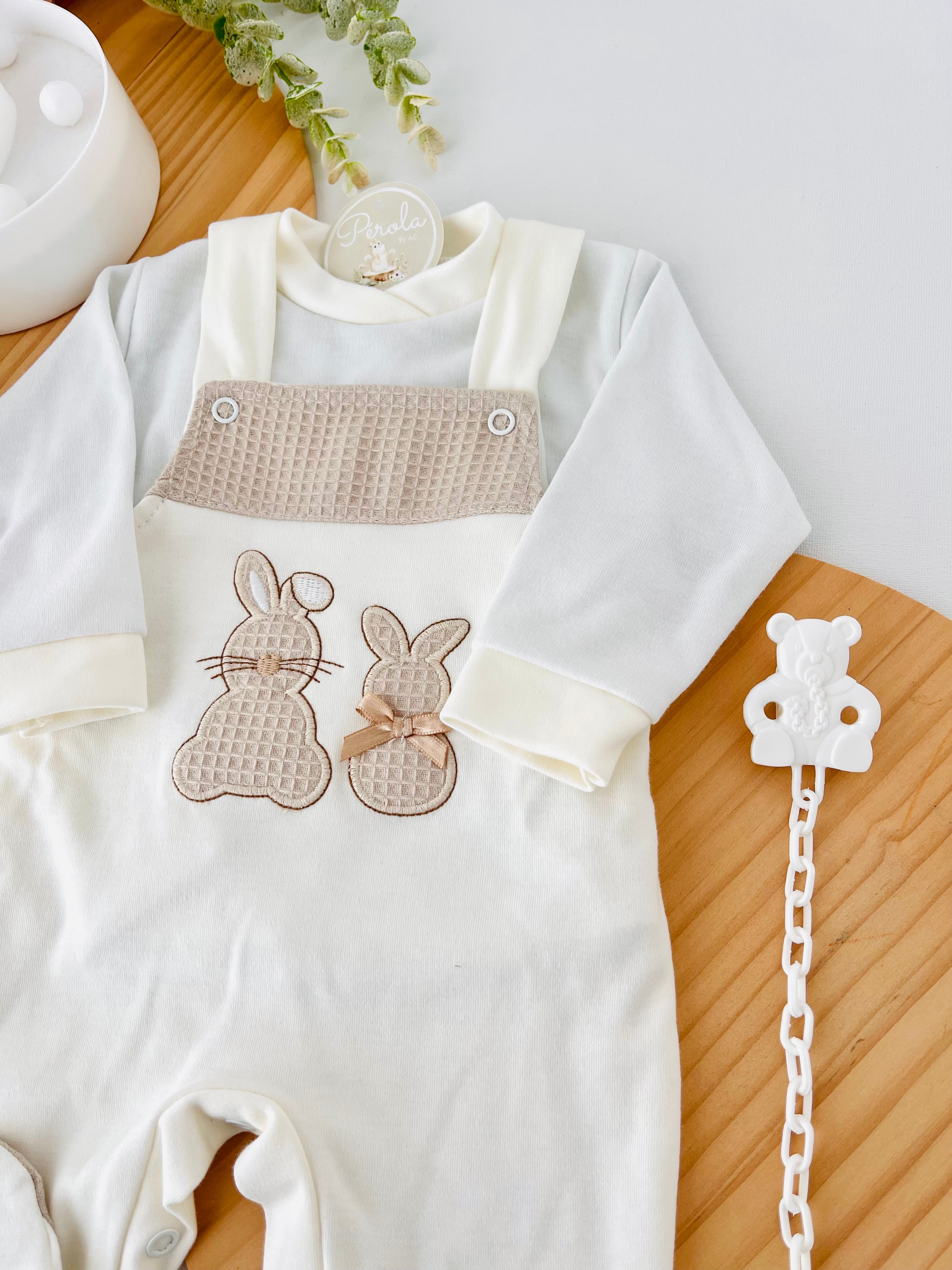 Conjunto coelhinhos: jardineiras, camisola e prende chupetas