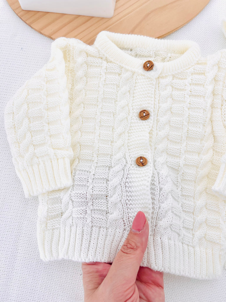 Saída de maternidade Aconchego 4 peças: casaco, jardineiras, camisola e gorro