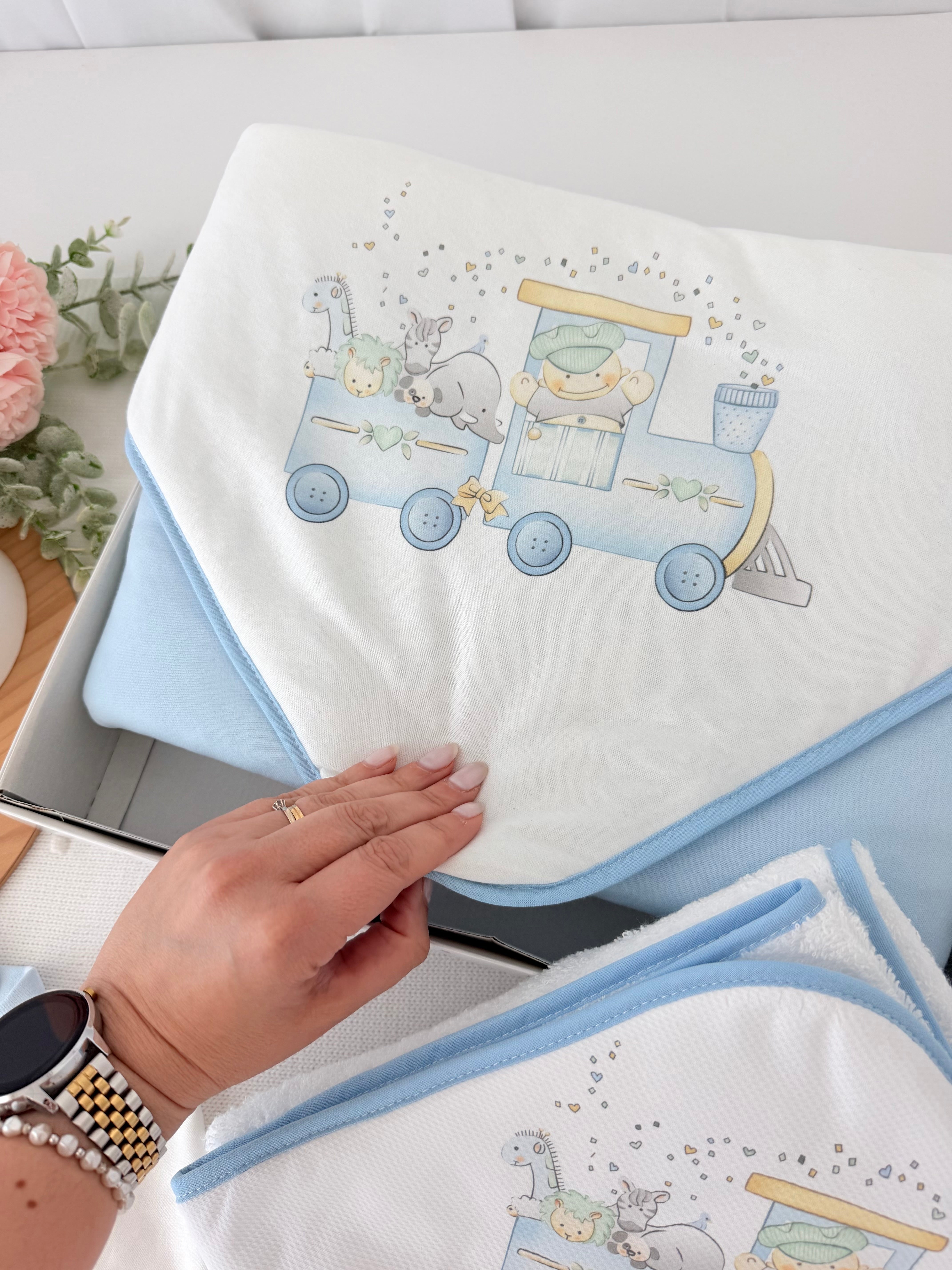 Conjunto enxoval menino- tema comboio 4 peças