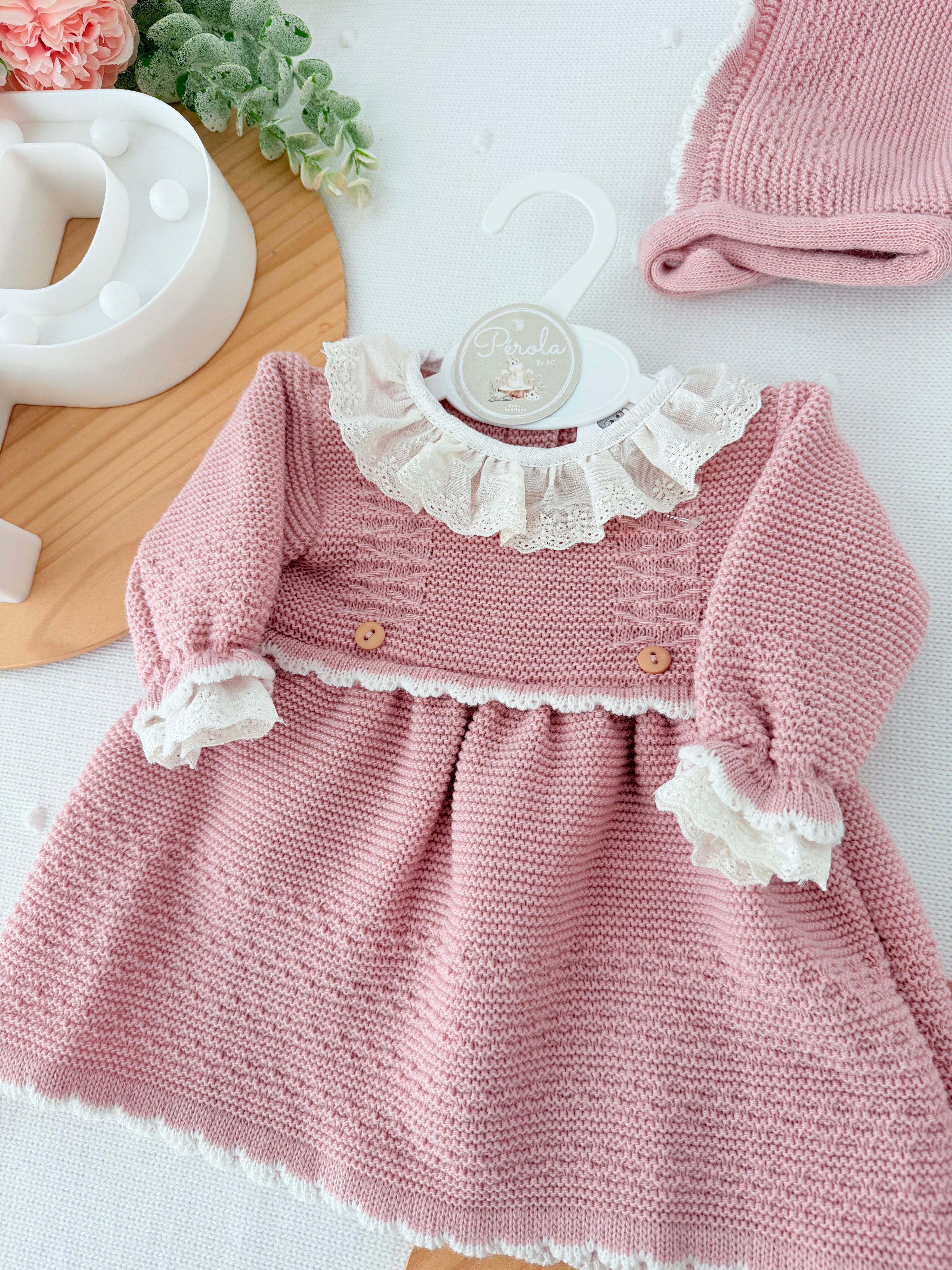 Vestido e touca rosa velho
