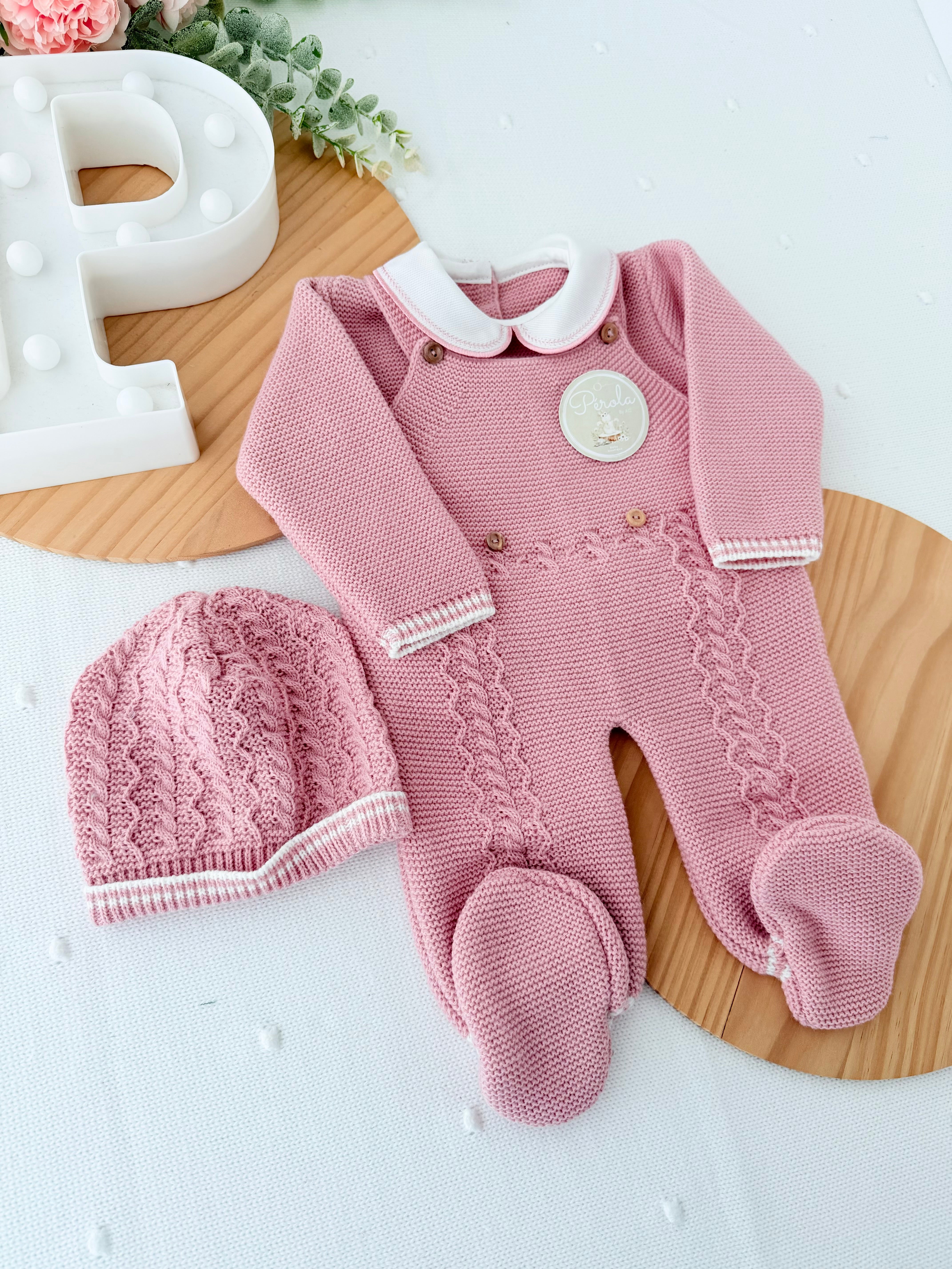 Conjunto rosa velho  : jardineiras, camisola e gorro malha quentinha