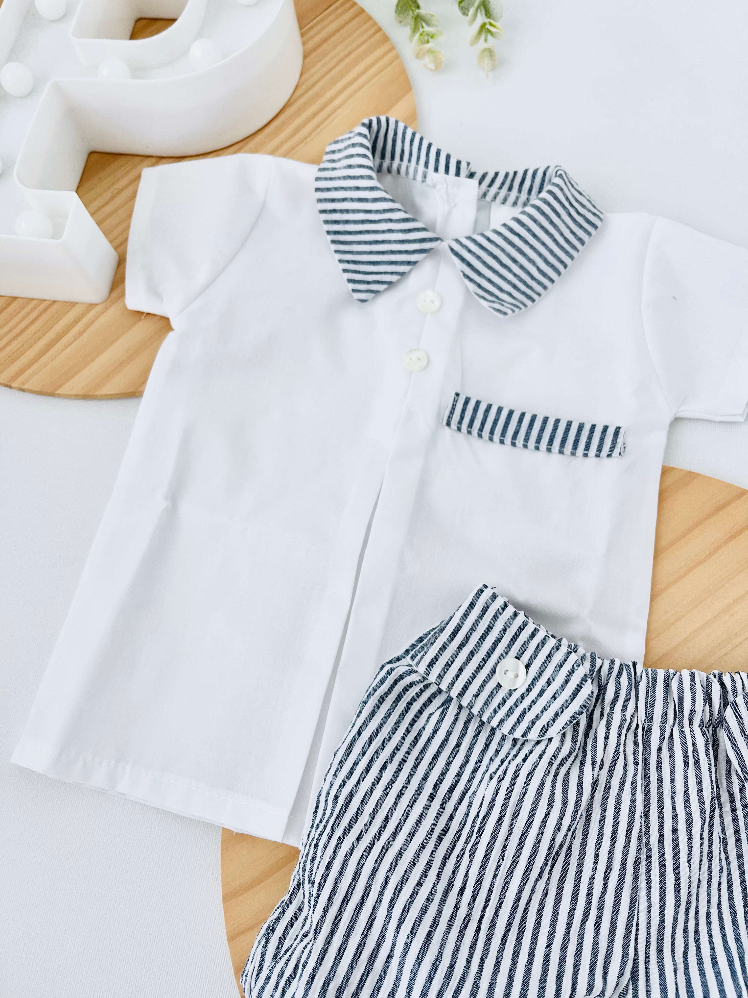 Calções e camisa risquinhas