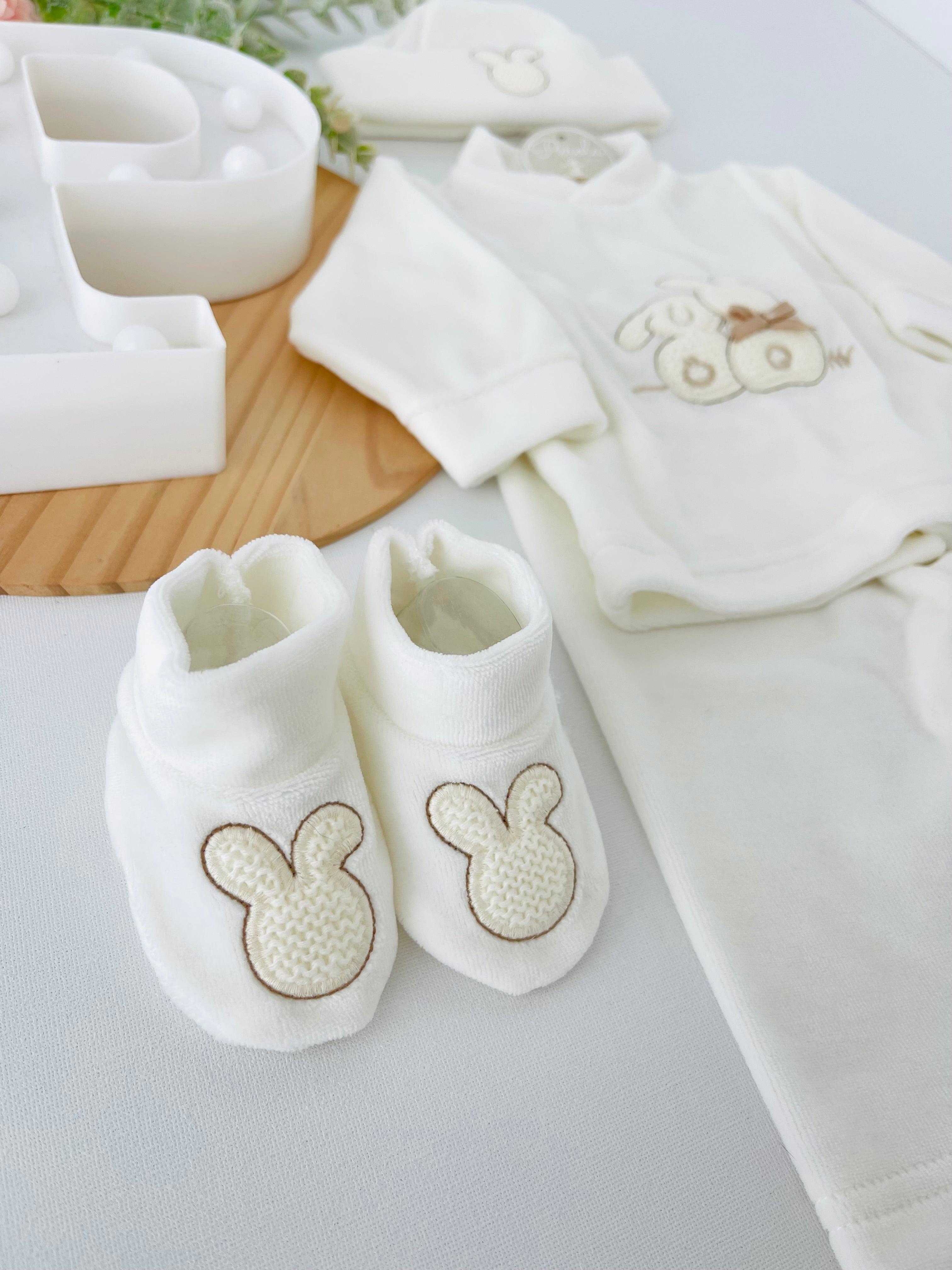 Conjunto em veludo 4 peças tema coelhinho : calças, camisola, carapins e gorro