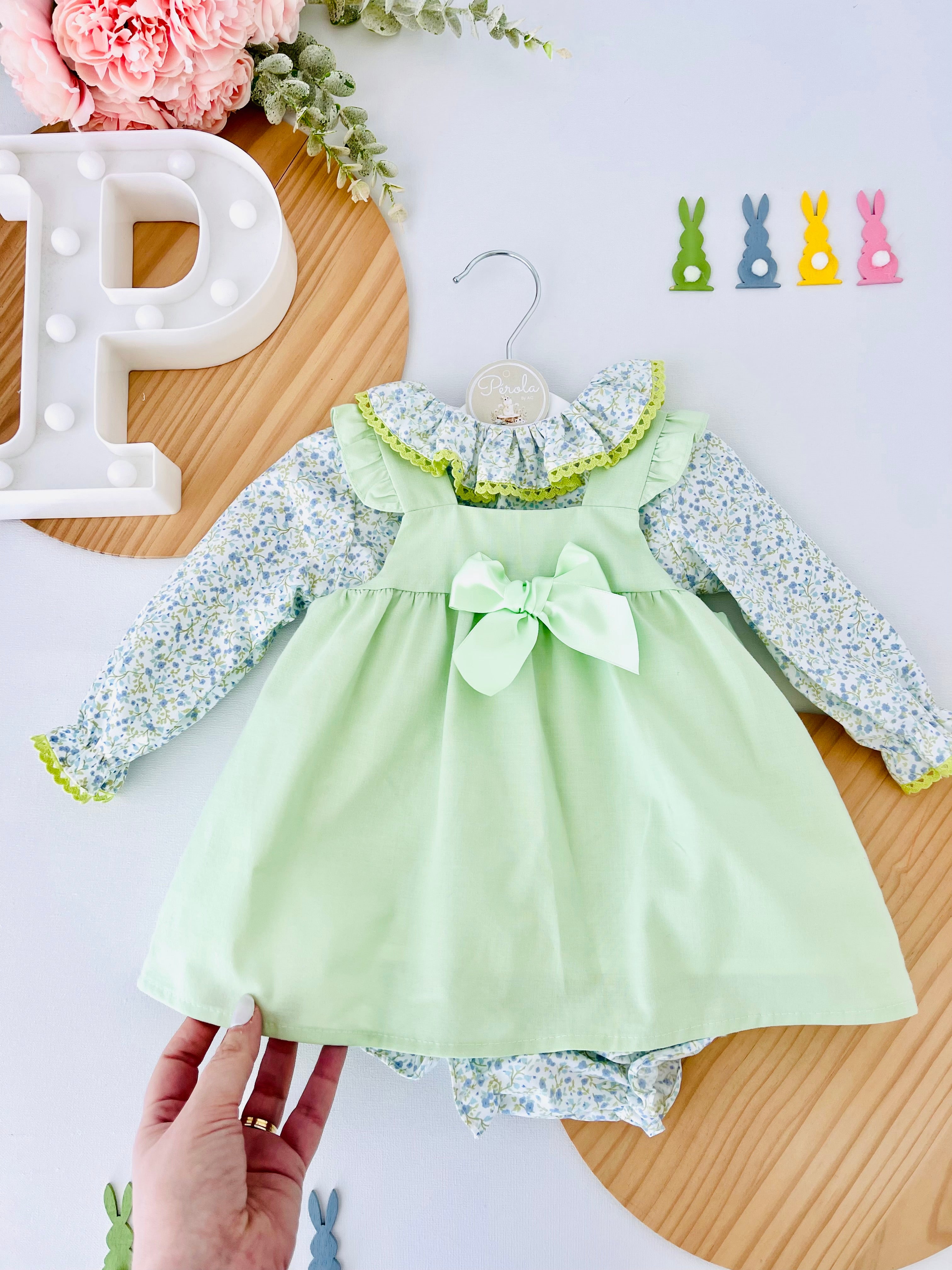 Conjunto Floral de 3 peças: vestido, blusa e tapa fraldas