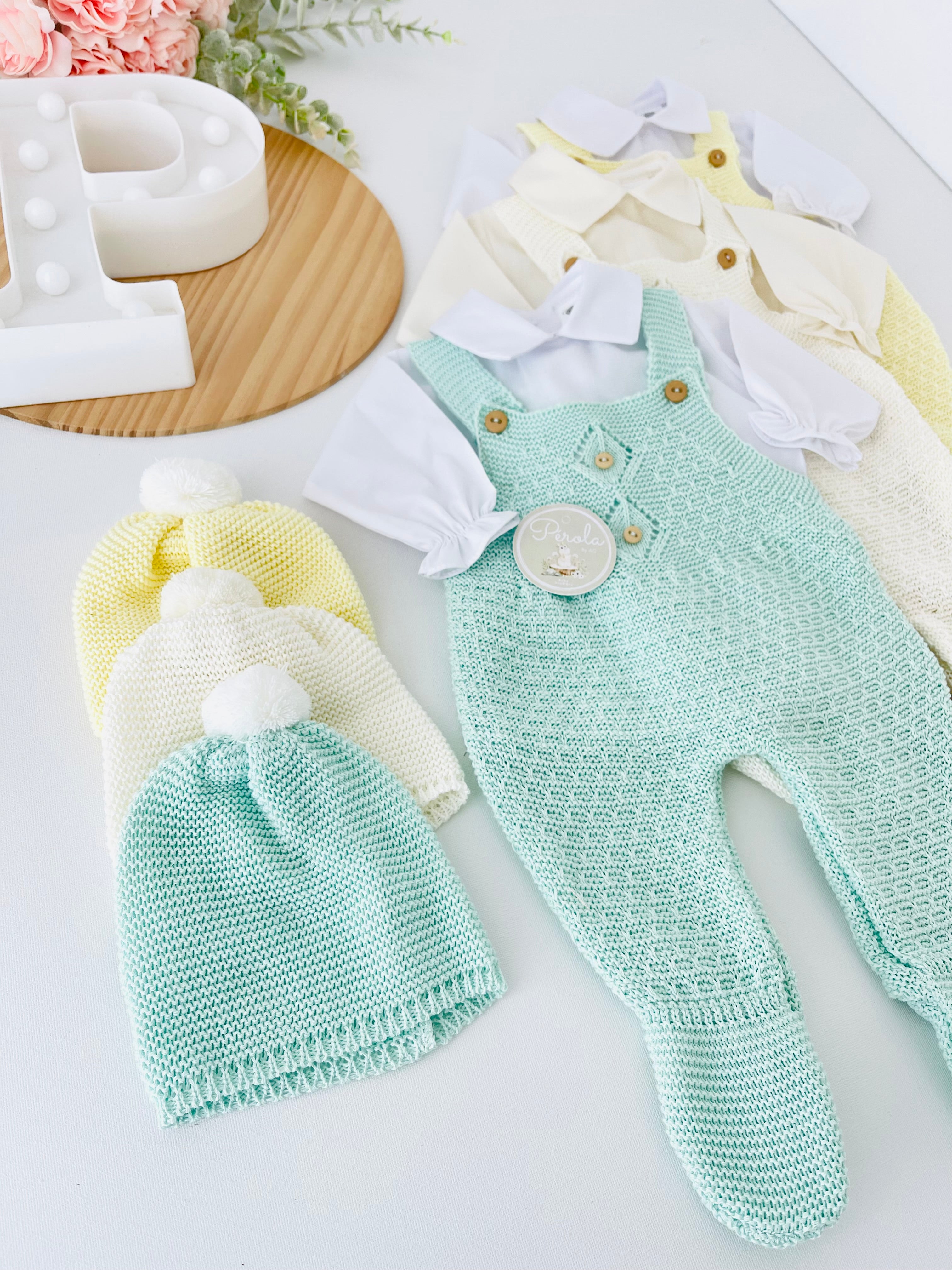 Saída de maternidade: camisa, gorro e jardineiras com pé - 100% algodão