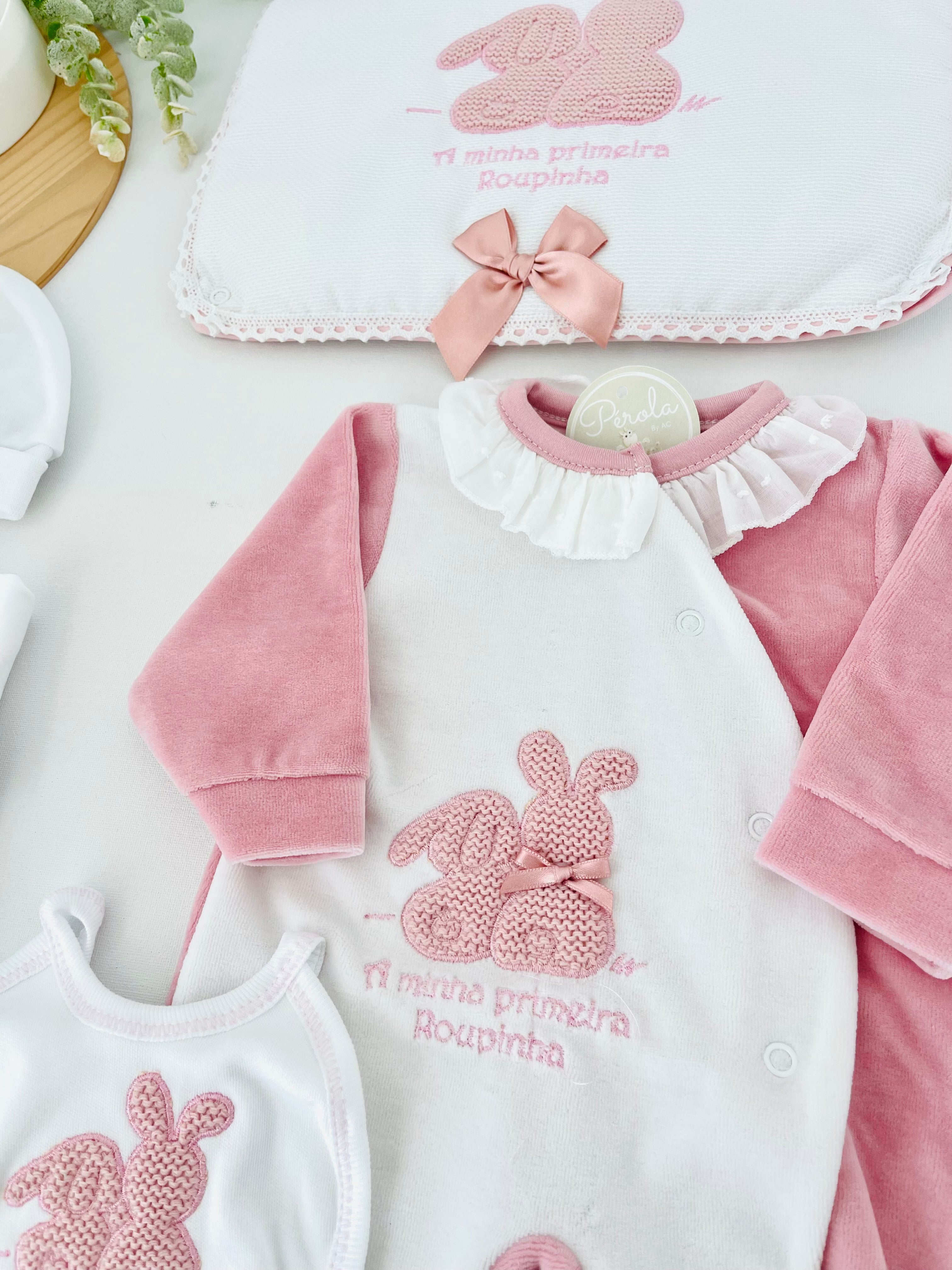 Conjunto primeira roupinha em veludo tema coelhinhos