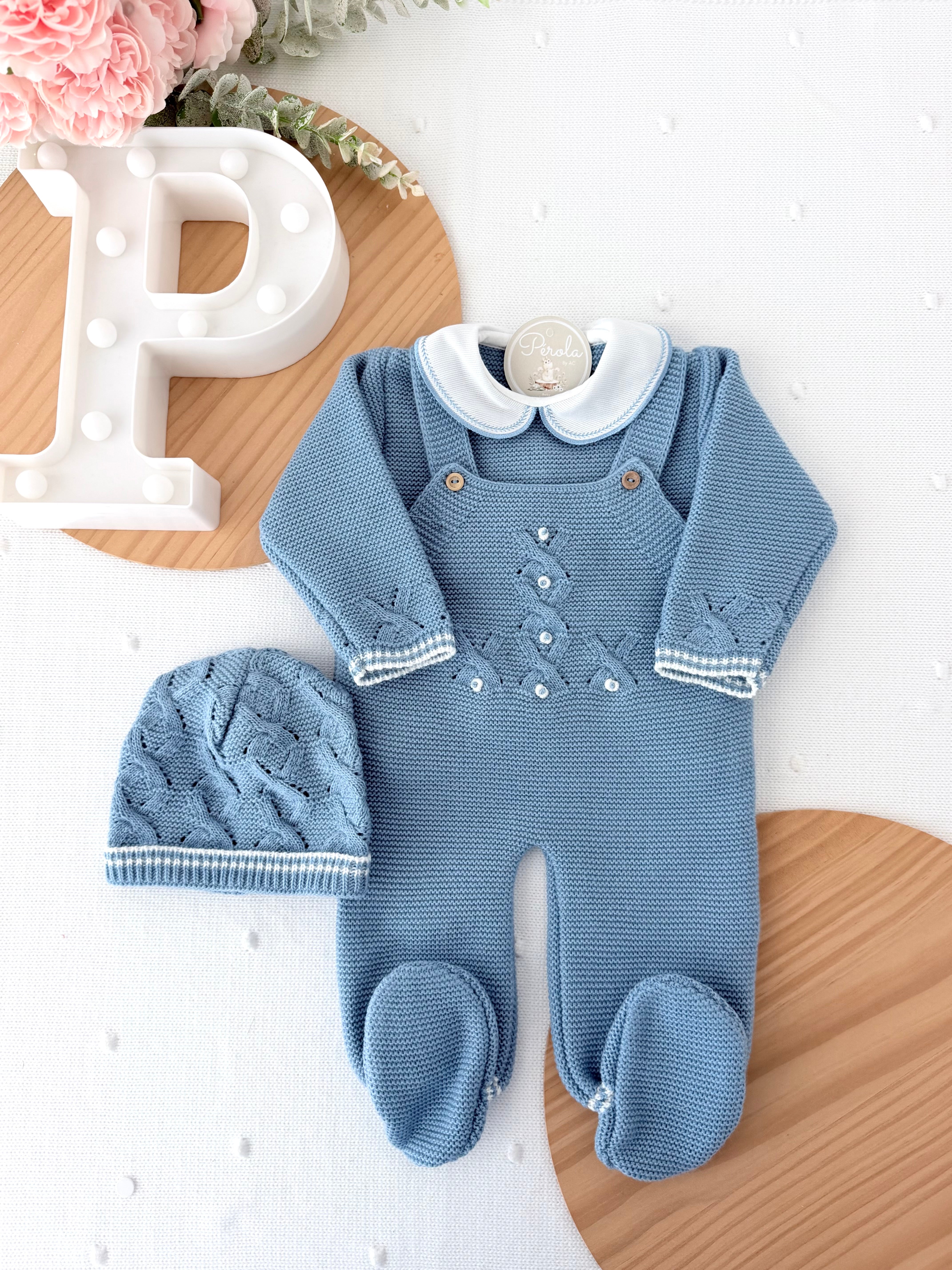 Saída de maternidade azul cobalto : jardineiras, camisola e gorro malha quentinha