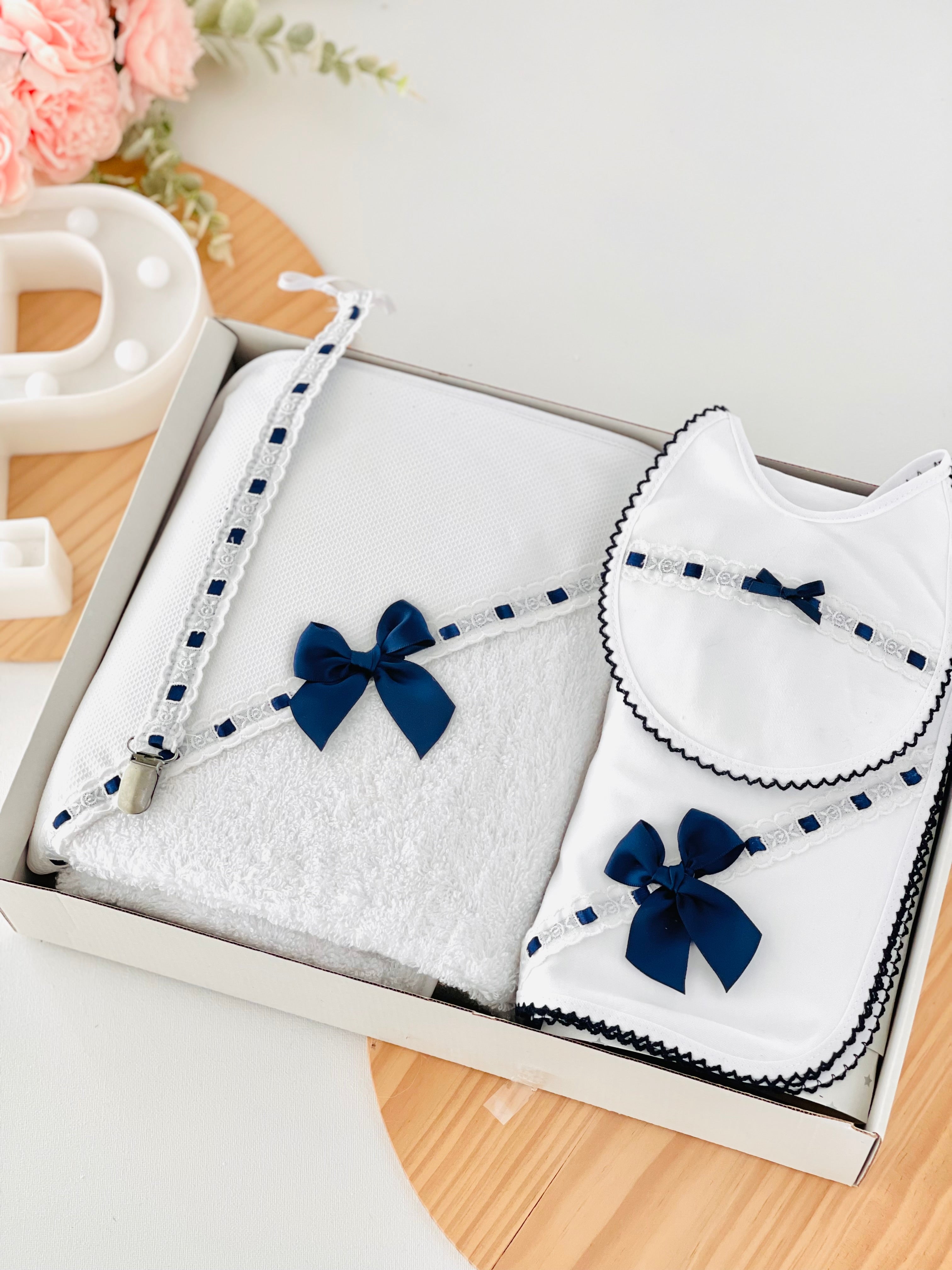 Box enxoval: toalha de banho, fralda, babete e prende chupetas