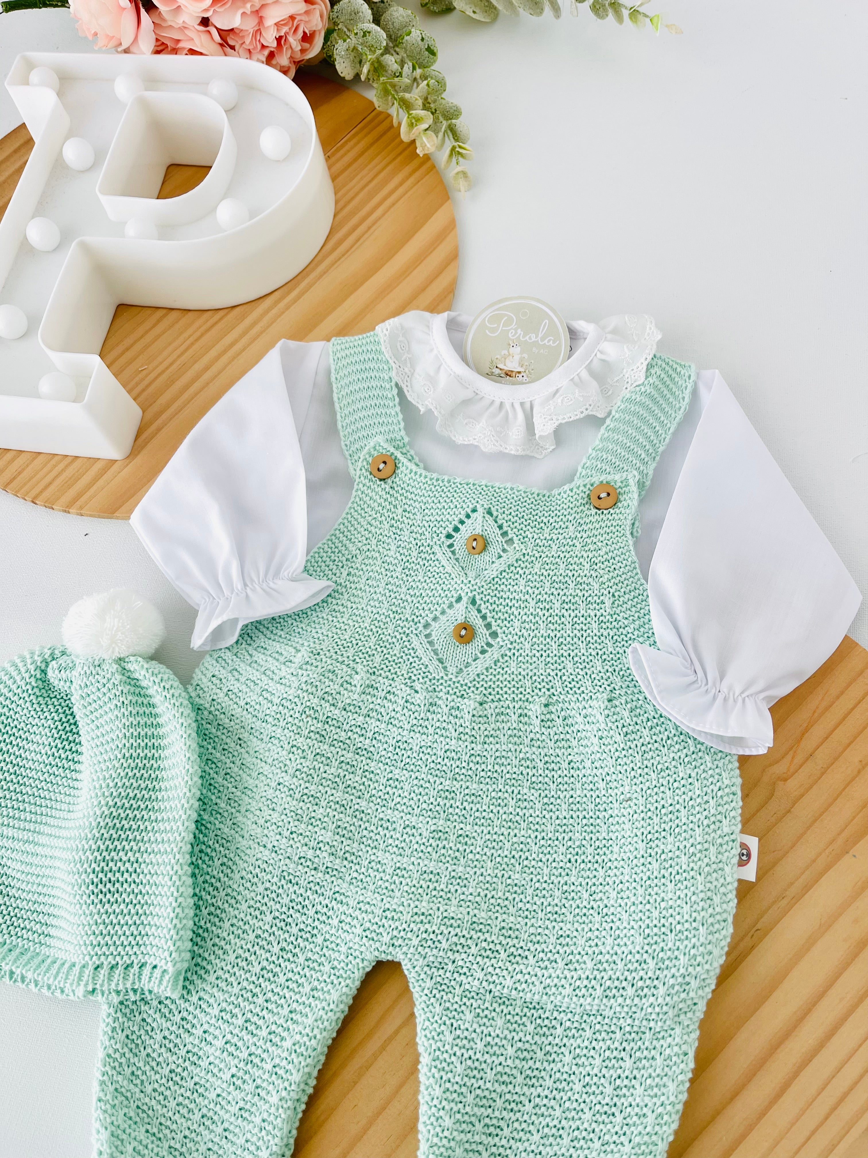 Saída de maternidade: blusa, gorro e jardineiras pé