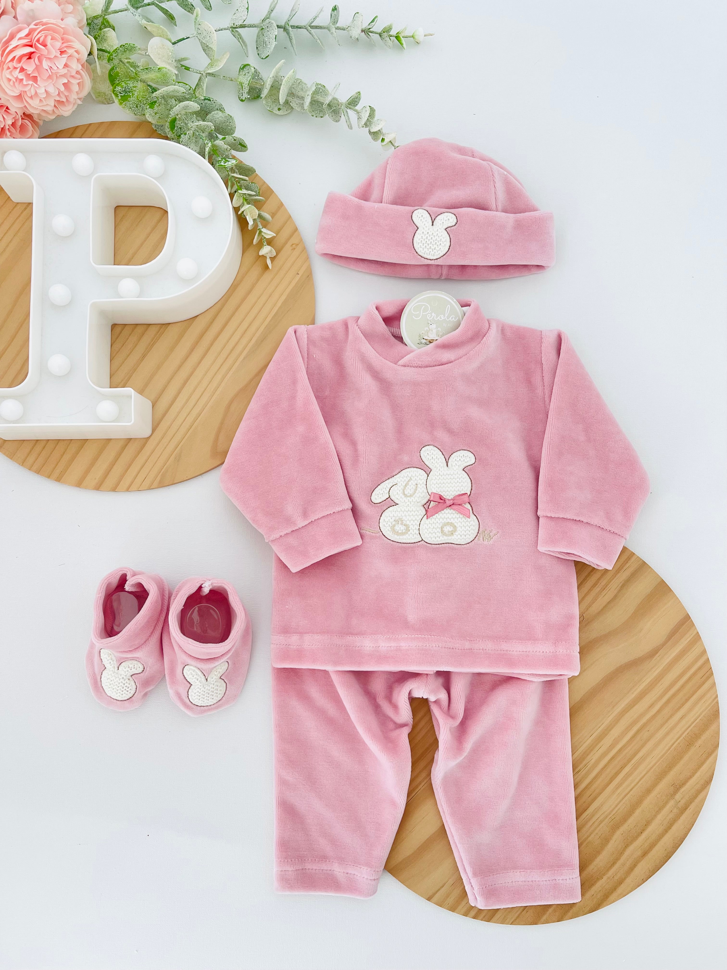 Conjunto em veludo 4 peças tema coelhinho : calças, camisola, carapins e gorro