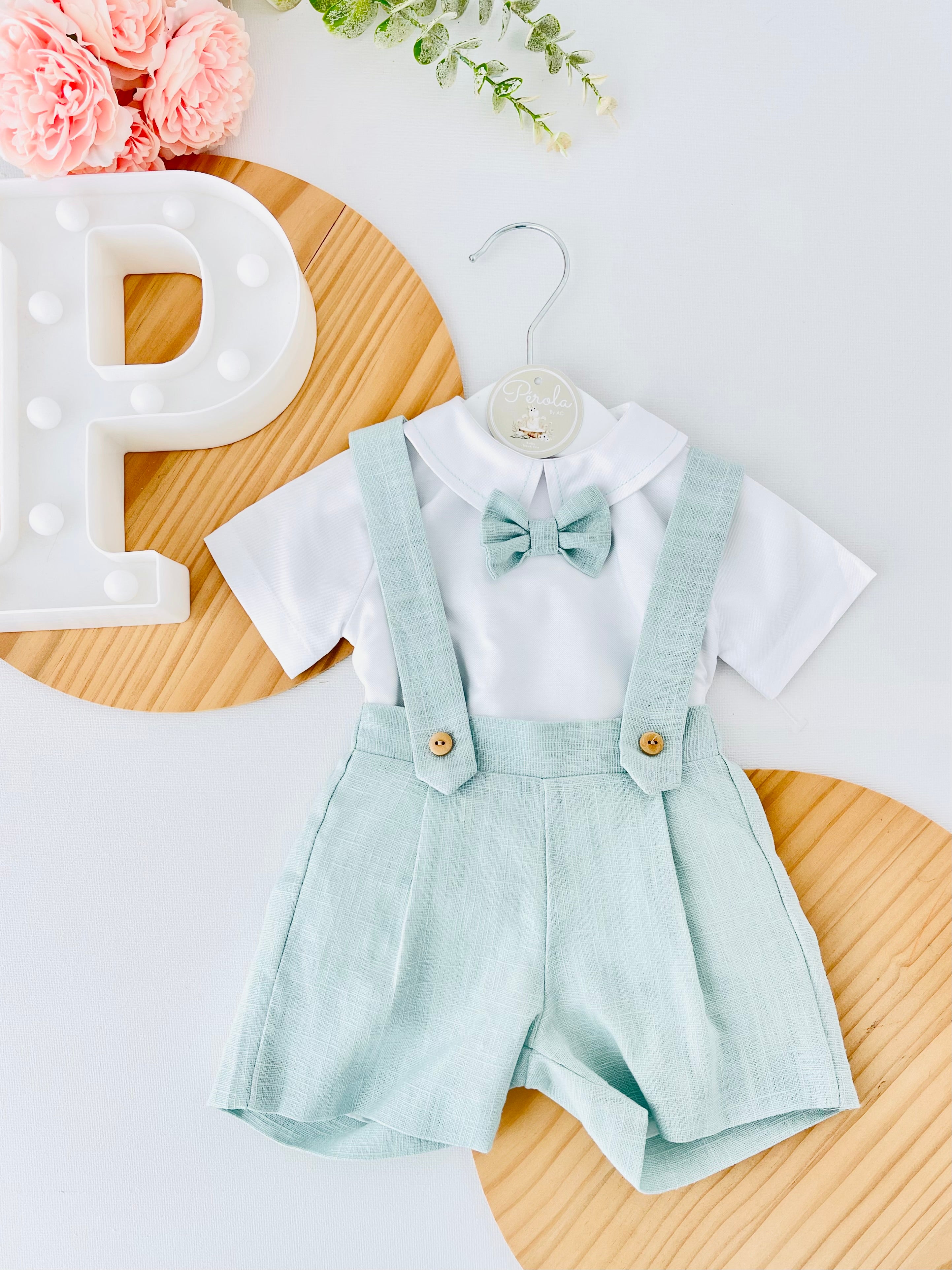 Conjunto cerimónia para menino: calções, camisa e laço