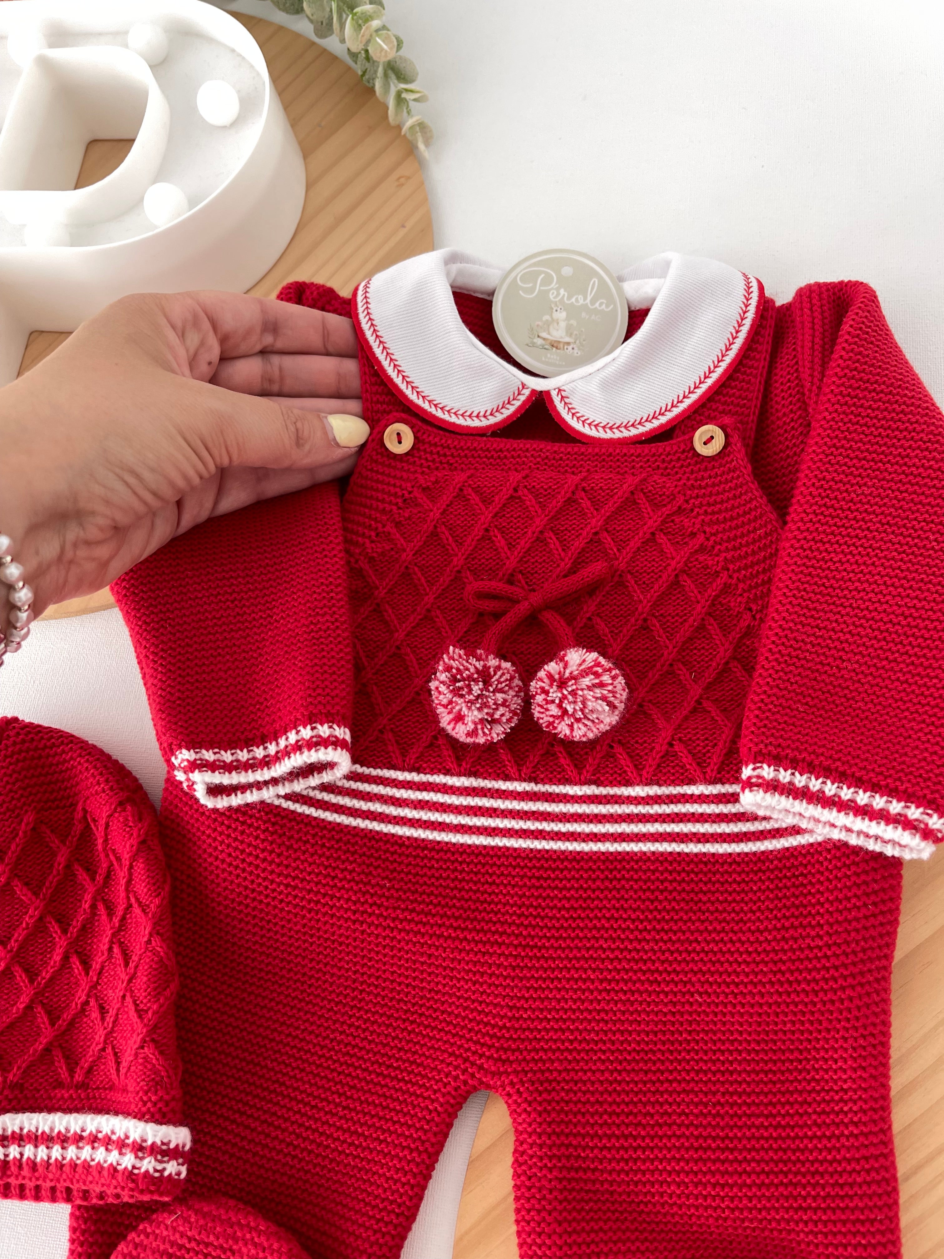 Saída de maternidade vermelho pompoms: jardineiras, camisola e gorro