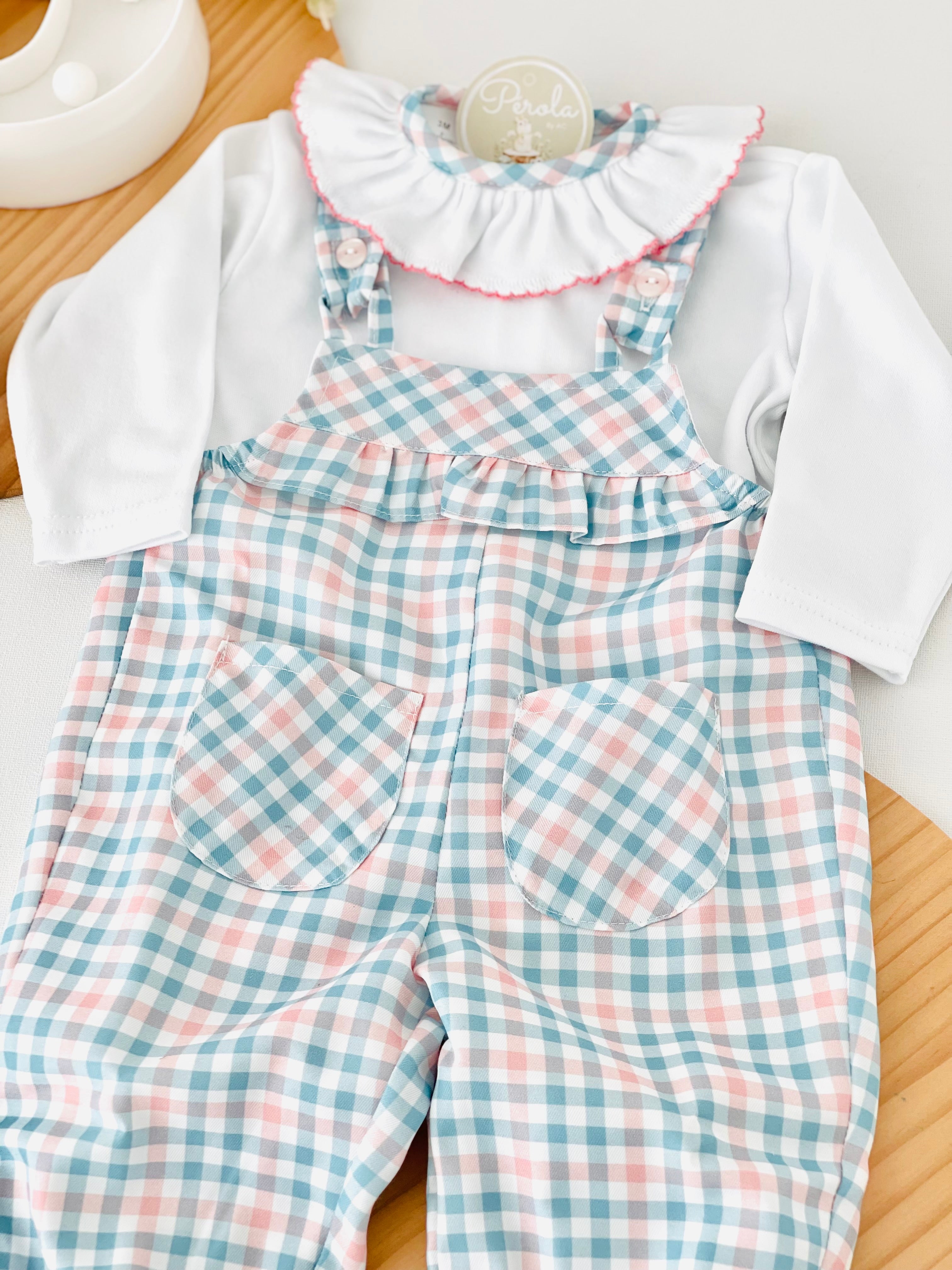 Conjunto jardineiras e camisola com golinha